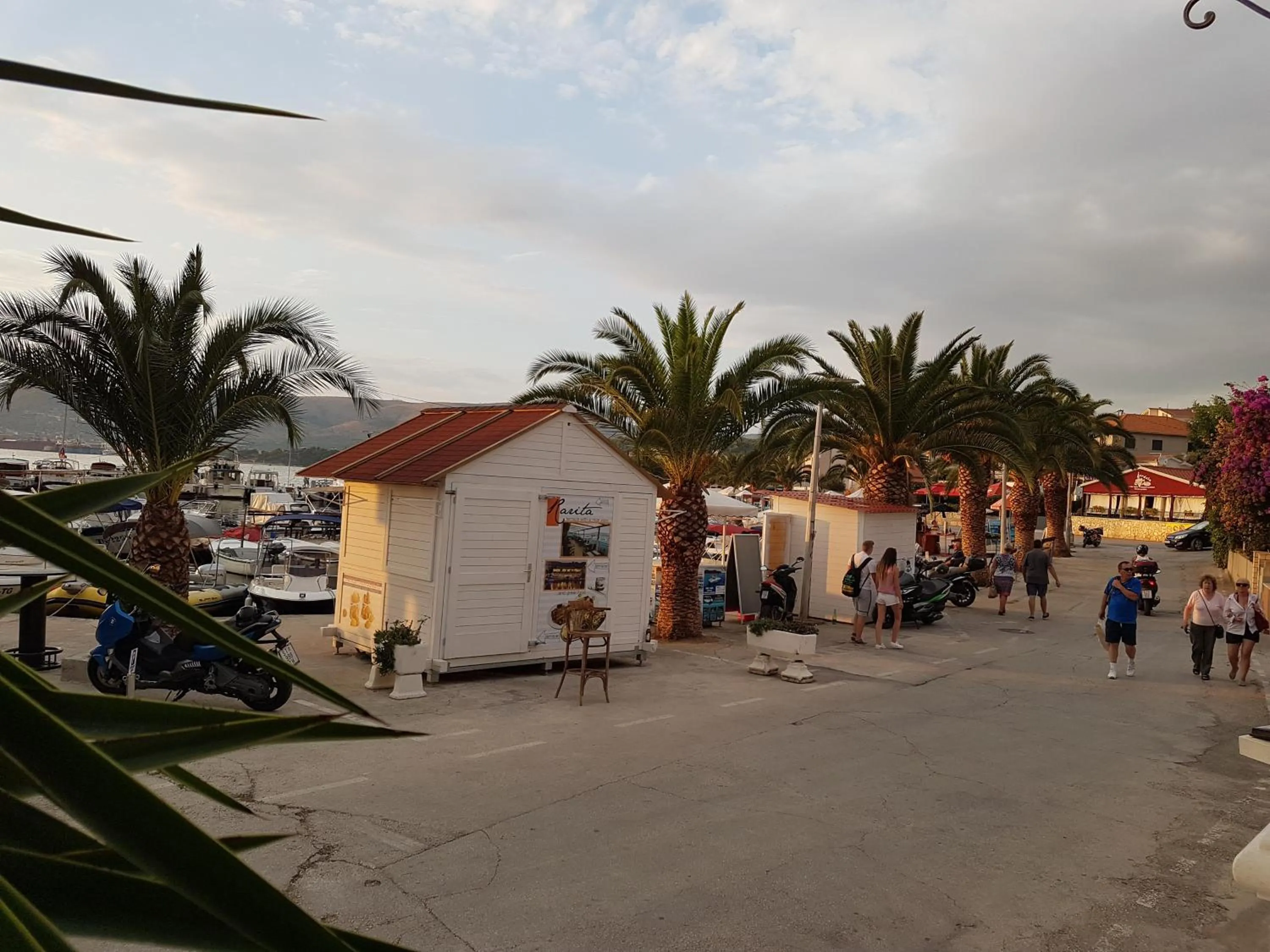 Restaurant/places to eat in Apartments Silva with a view of sea