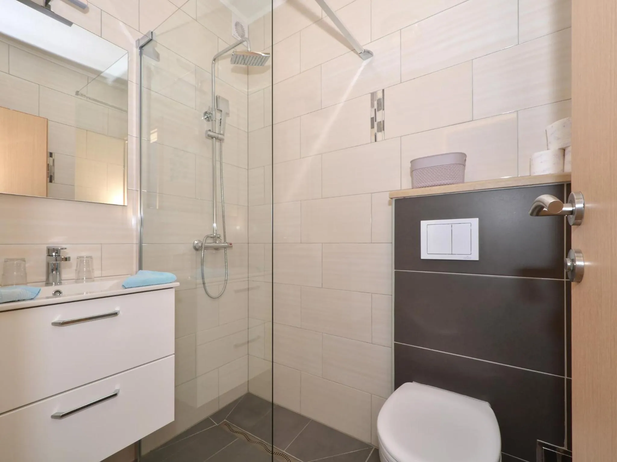 Shower in Apartments Silva with a view of sea