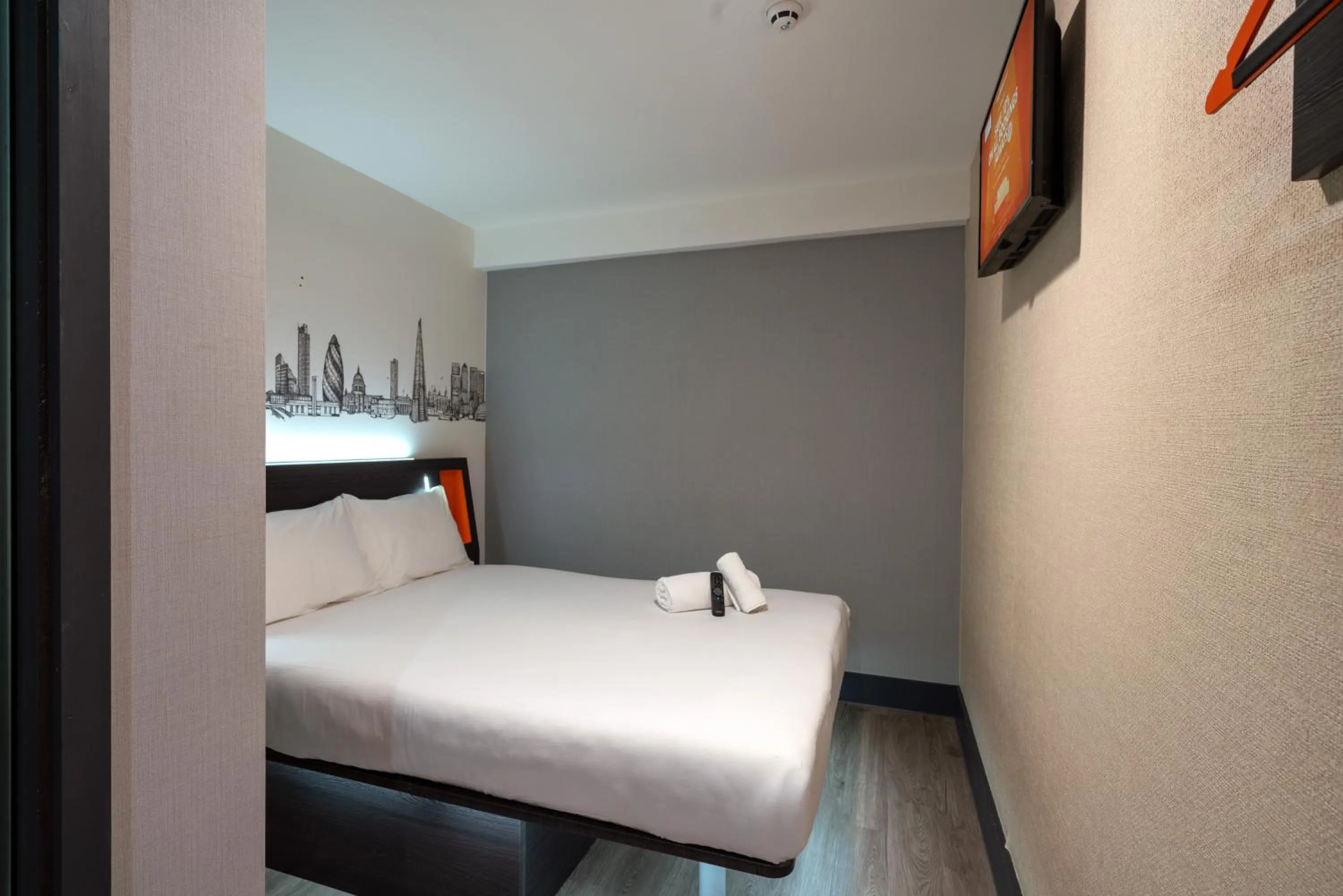 Bedroom, Bed in easyHotel London City Shoreditch