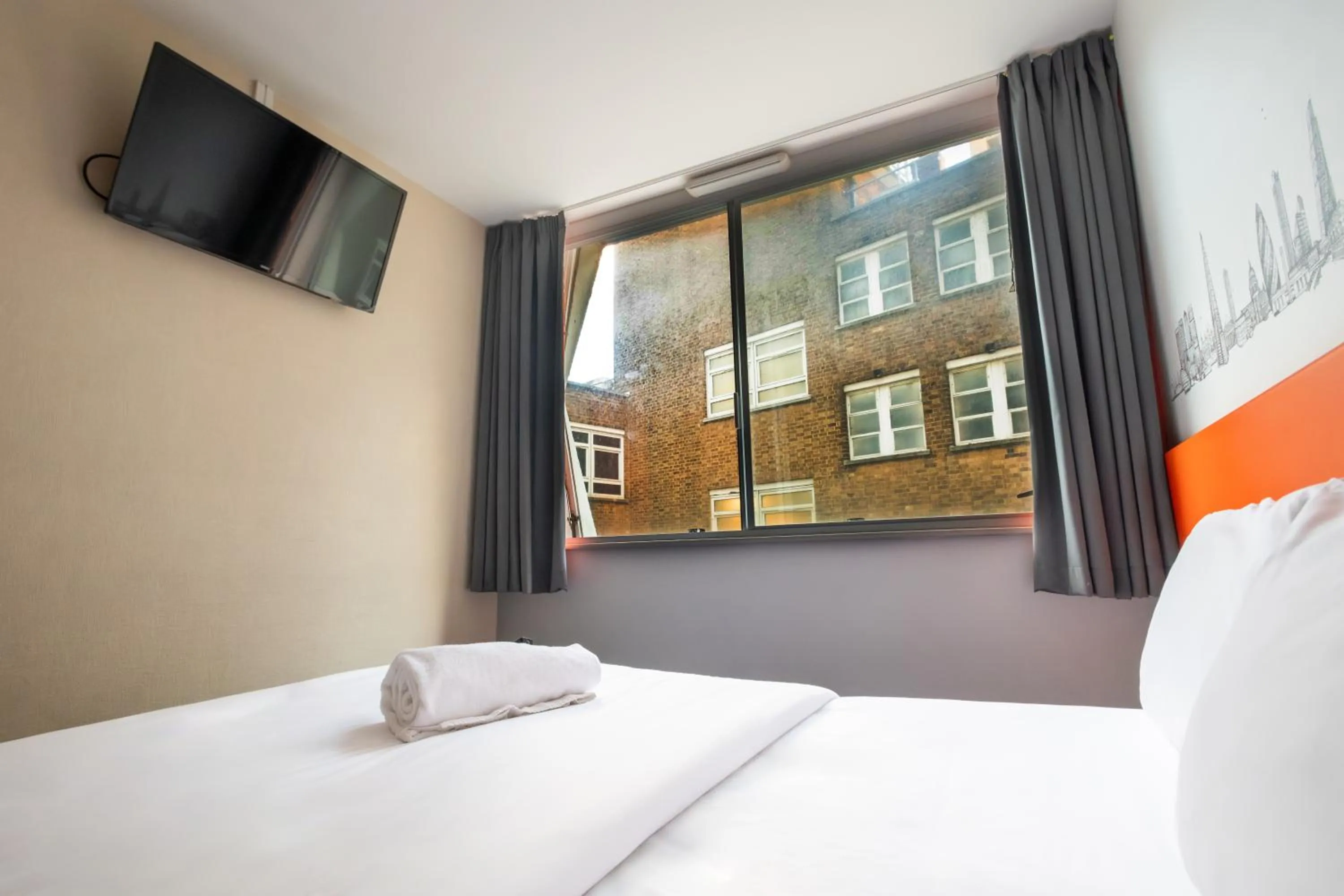 Bedroom, Bed in easyHotel Croydon