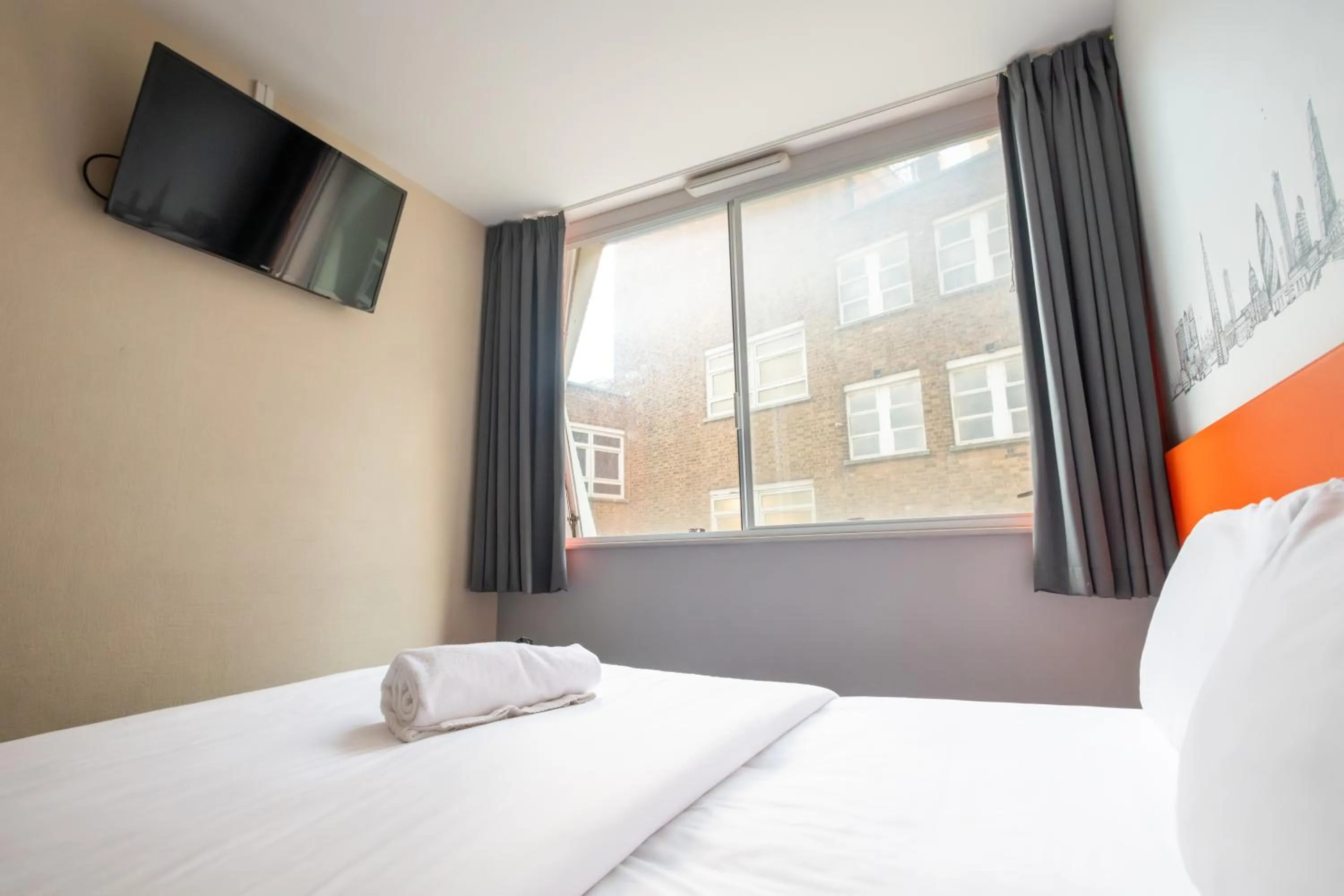 Bedroom, Bed in easyHotel Croydon