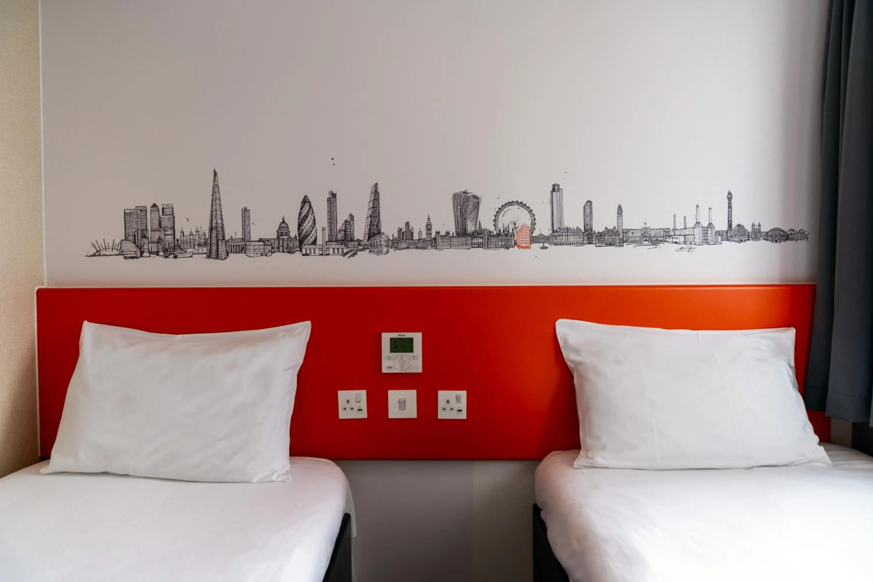 Bedroom, Bed in easyHotel Croydon