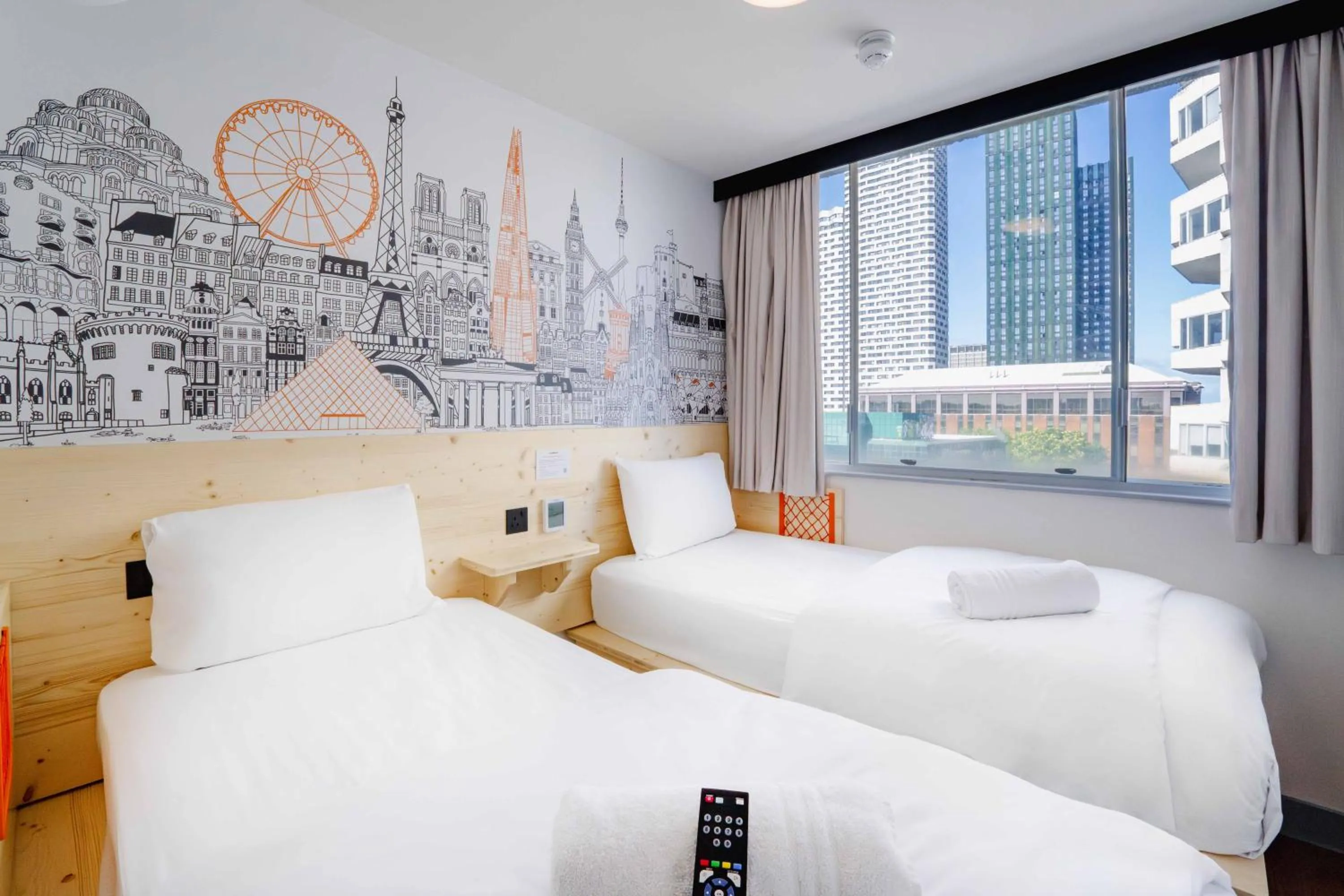 Bedroom, Bed in easyHotel Croydon