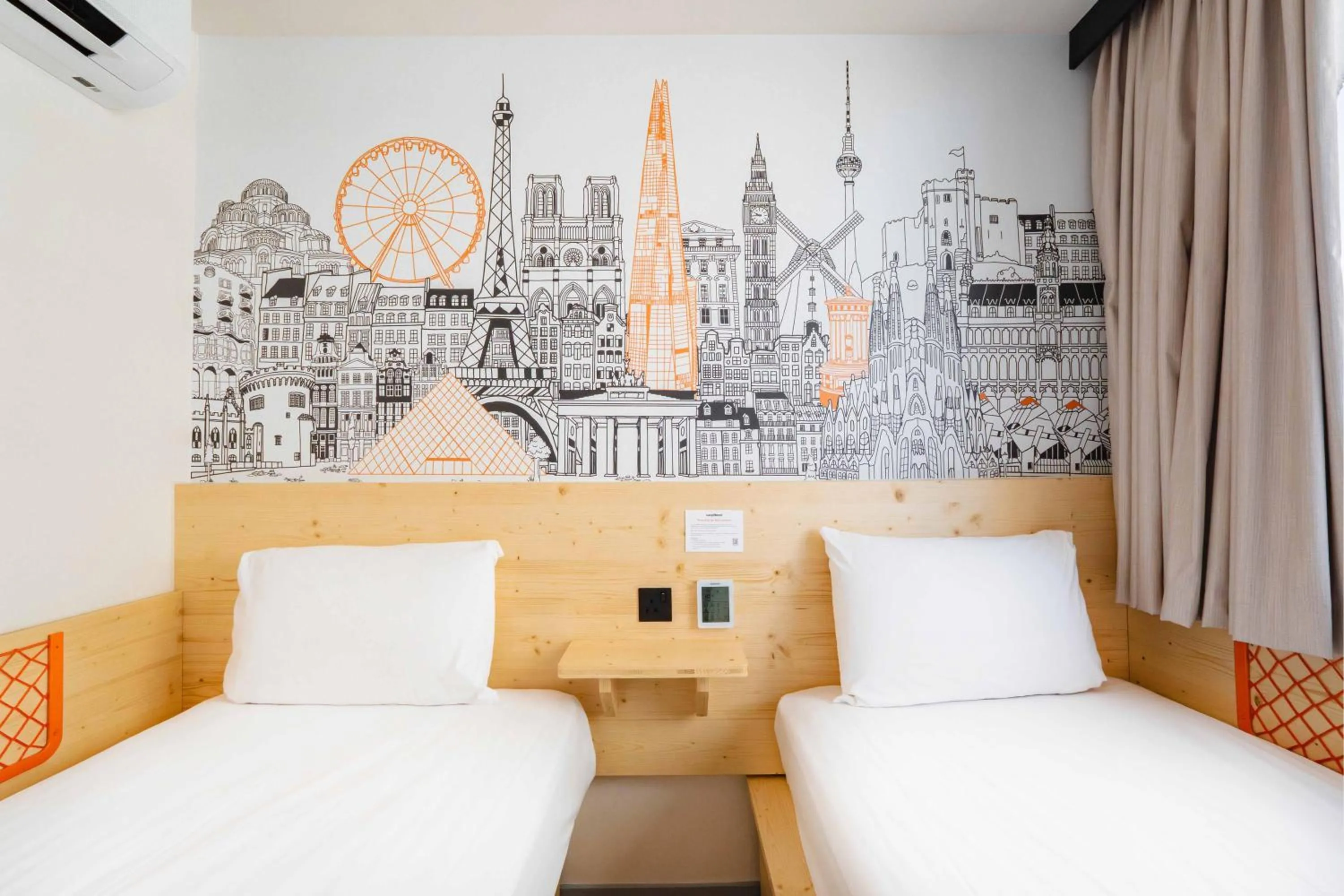 Bedroom, Bed in easyHotel Croydon