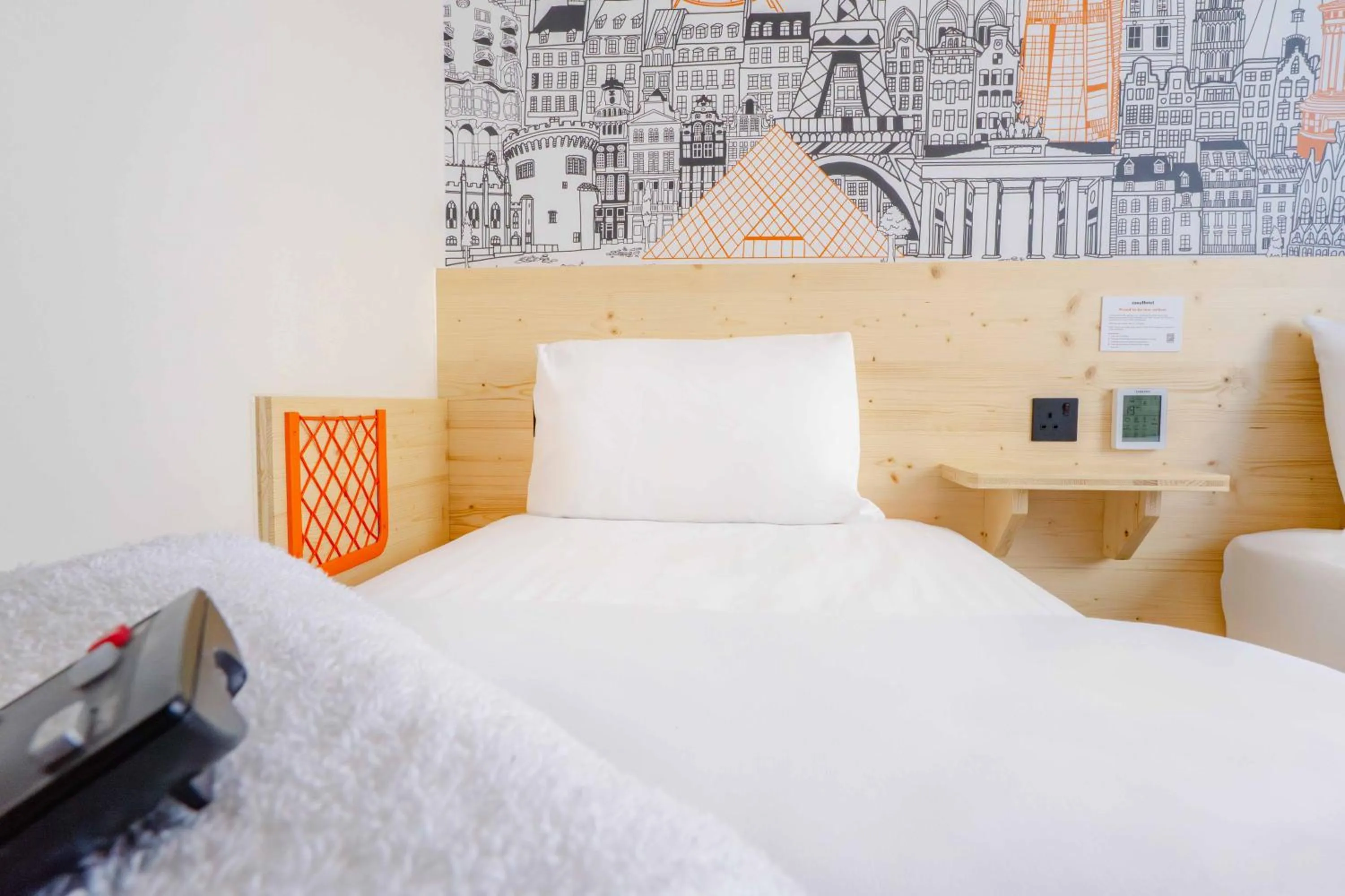 Bedroom, Bed in easyHotel Croydon