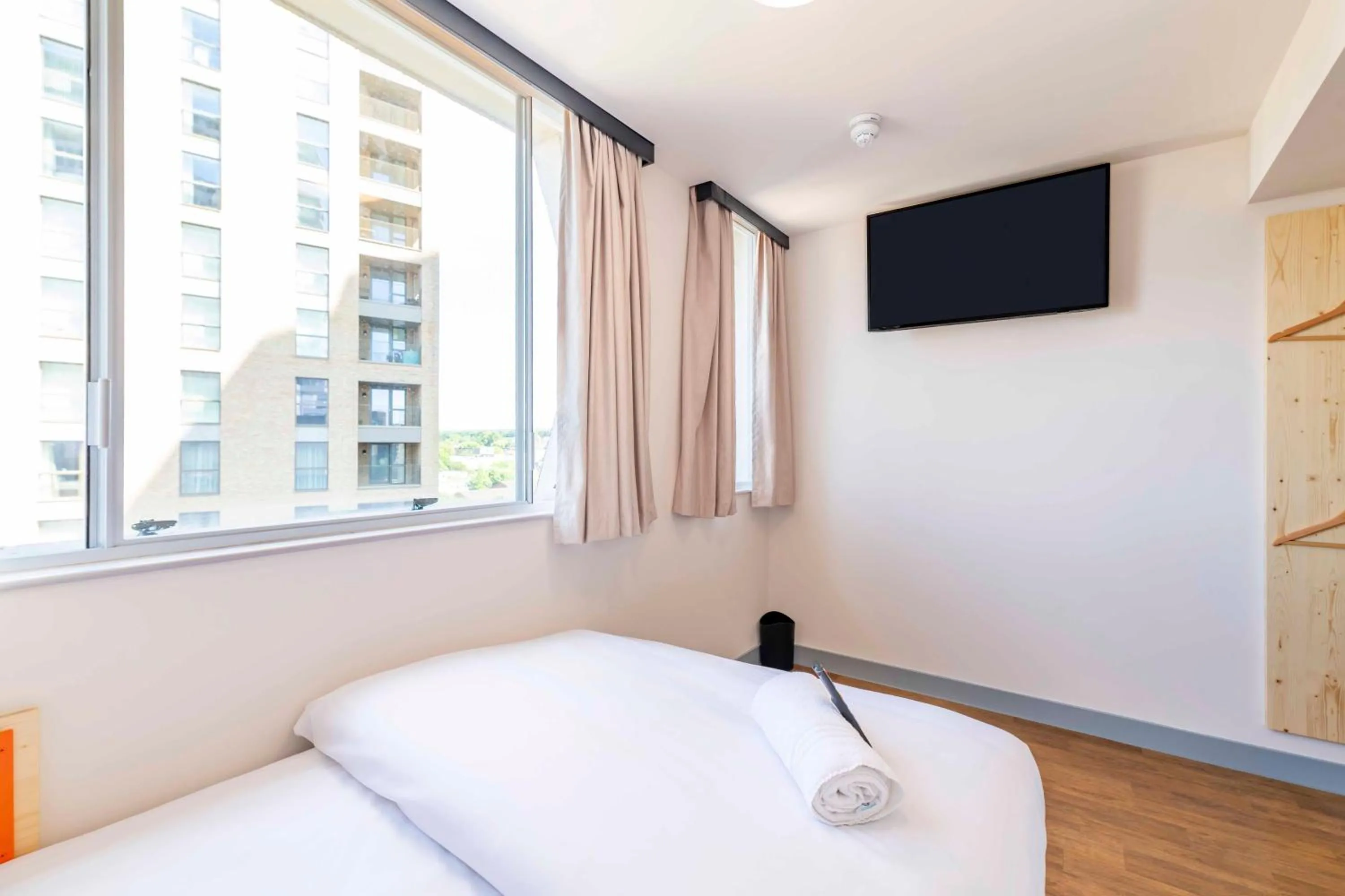 Bedroom, Bed in easyHotel Croydon