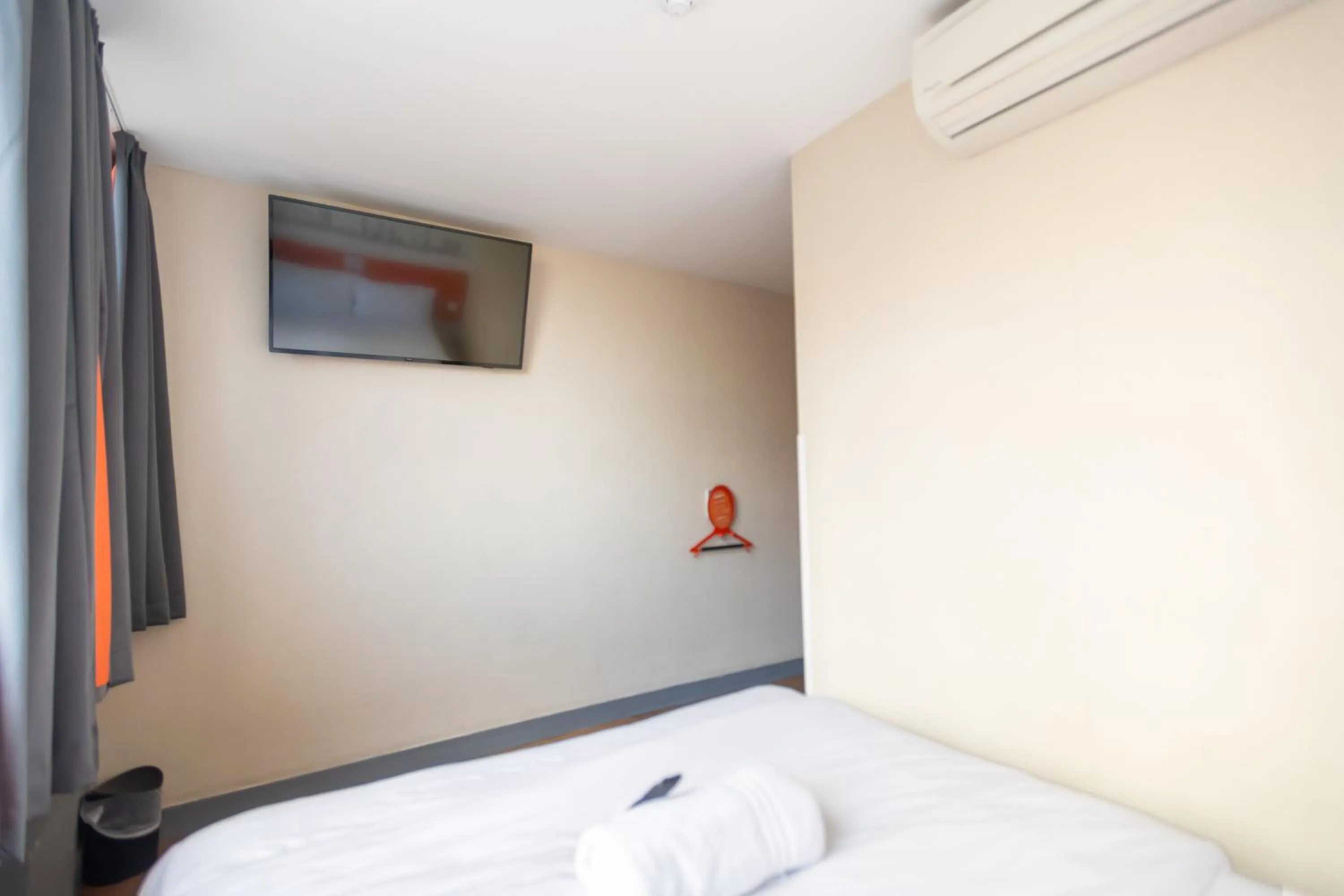 Bedroom, Bed in easyHotel Croydon