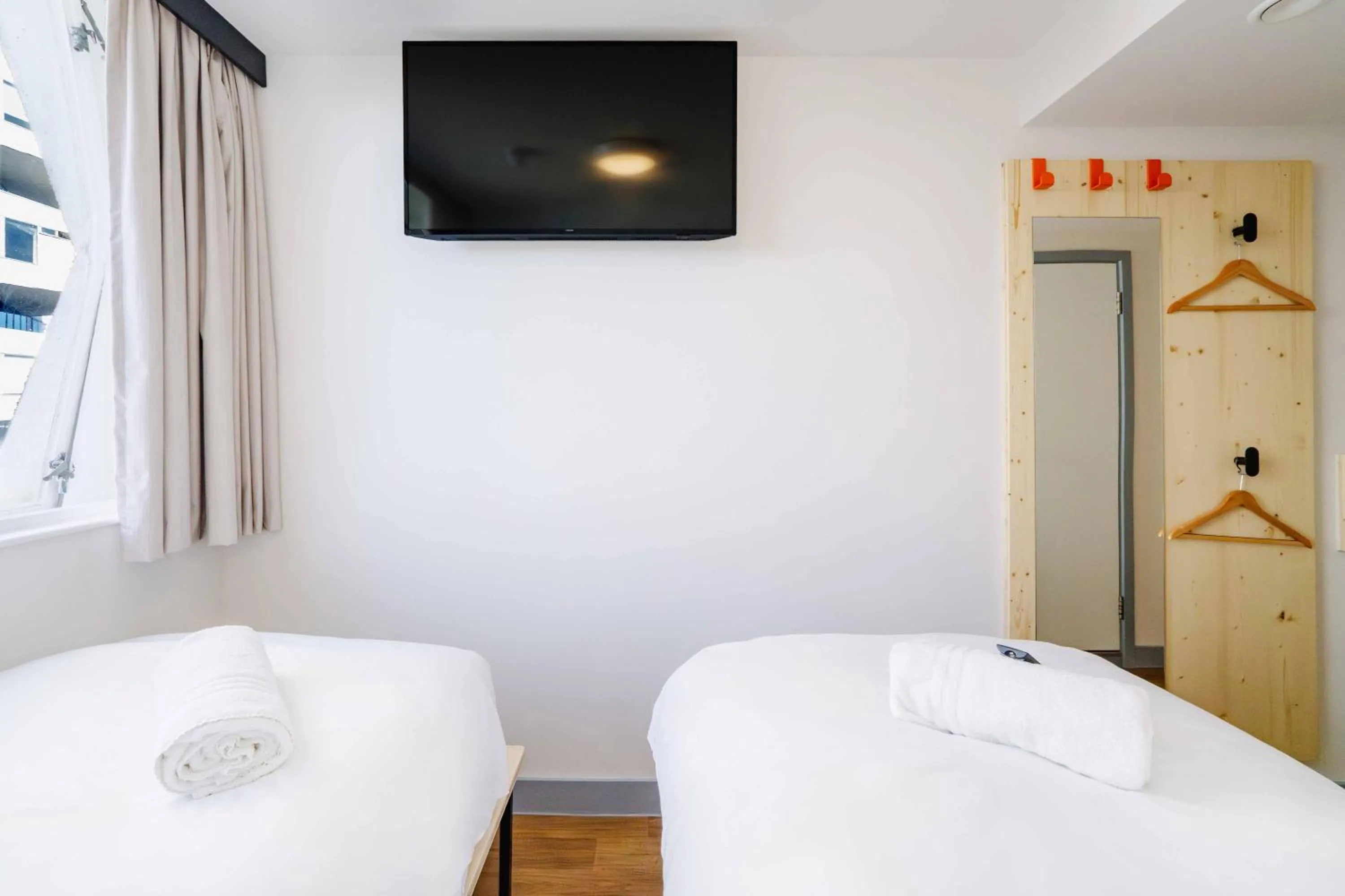Bedroom, Bed in easyHotel Croydon