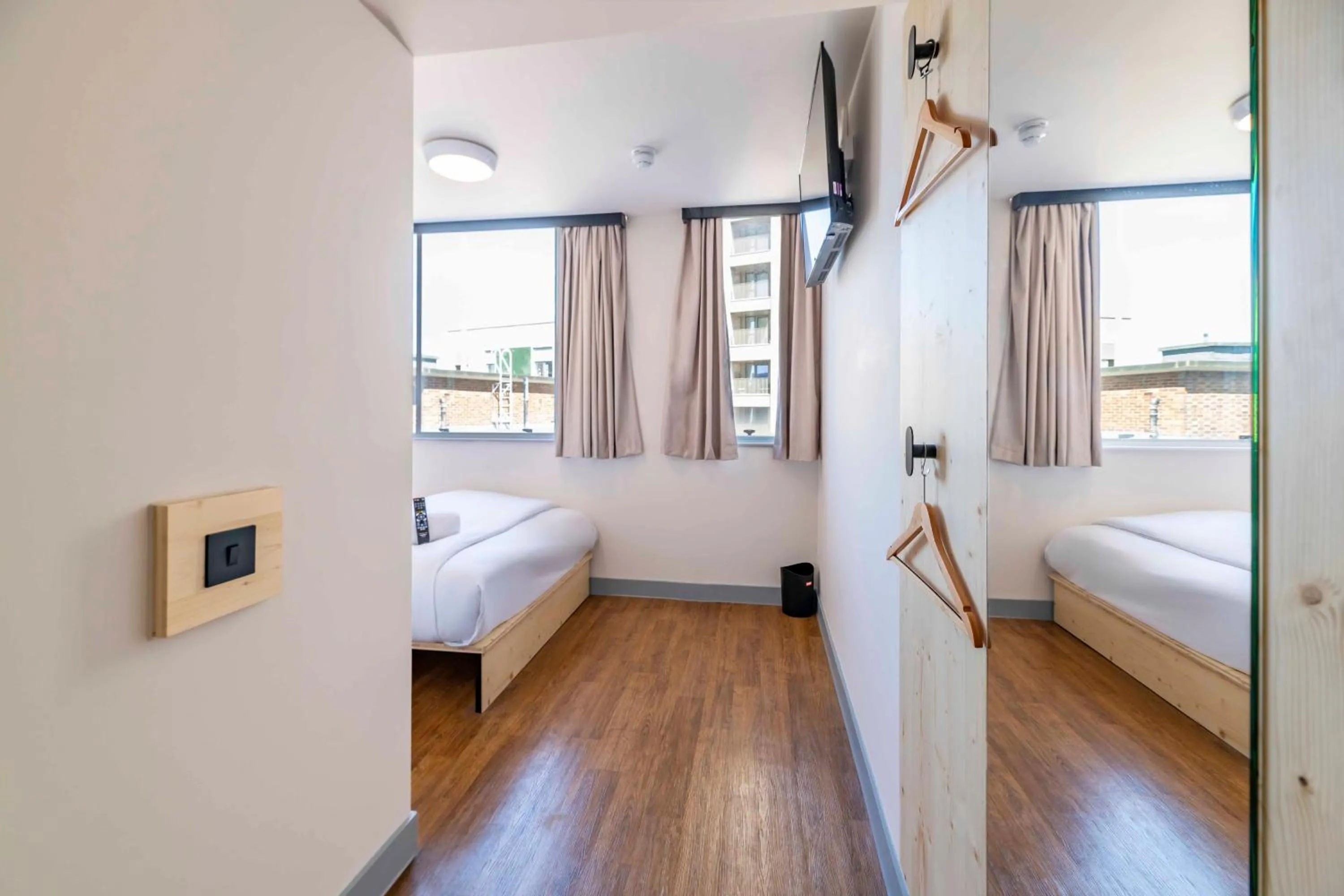 Bedroom, Bed in easyHotel Croydon