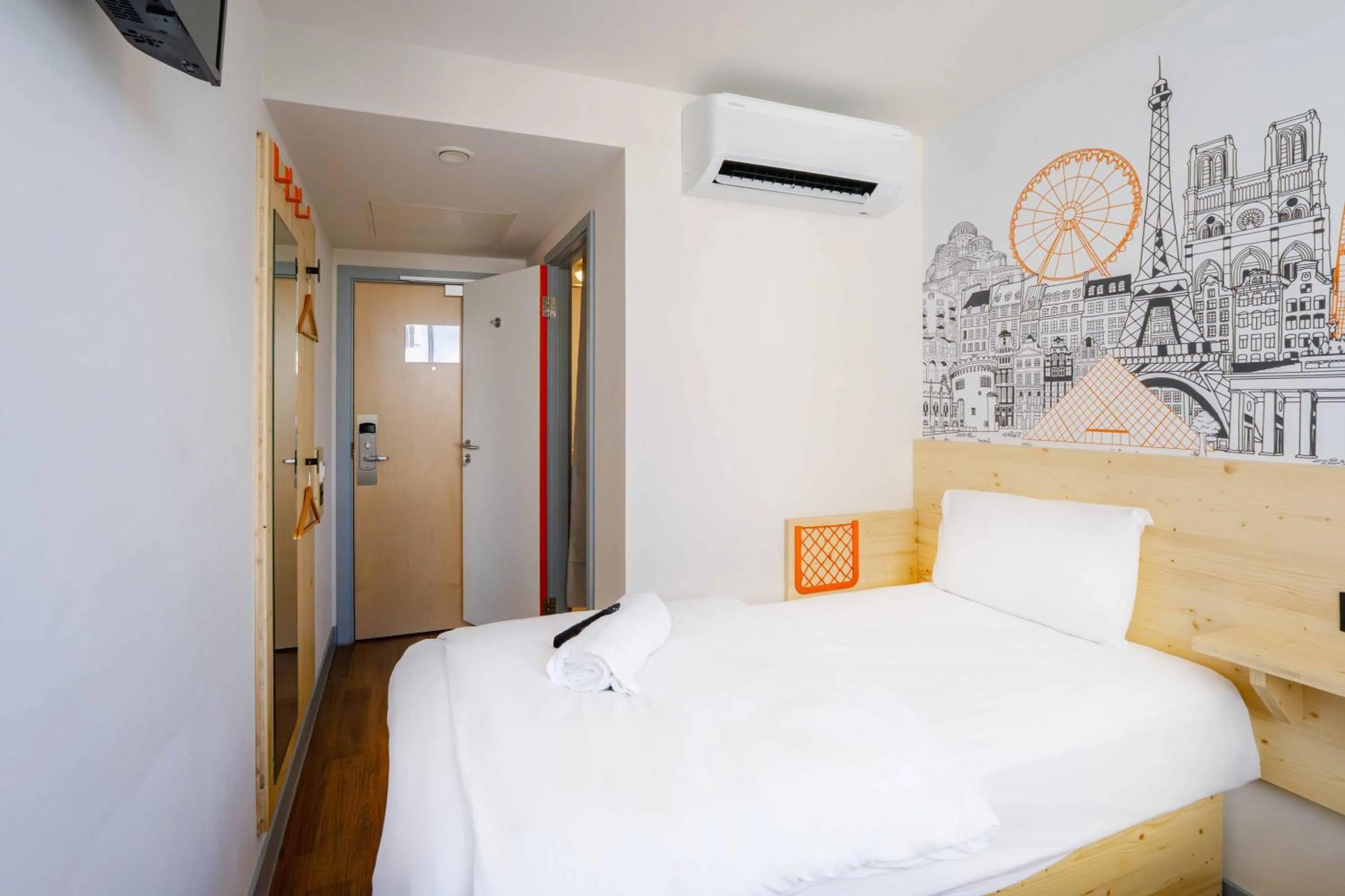 Bedroom, Bed in easyHotel Croydon