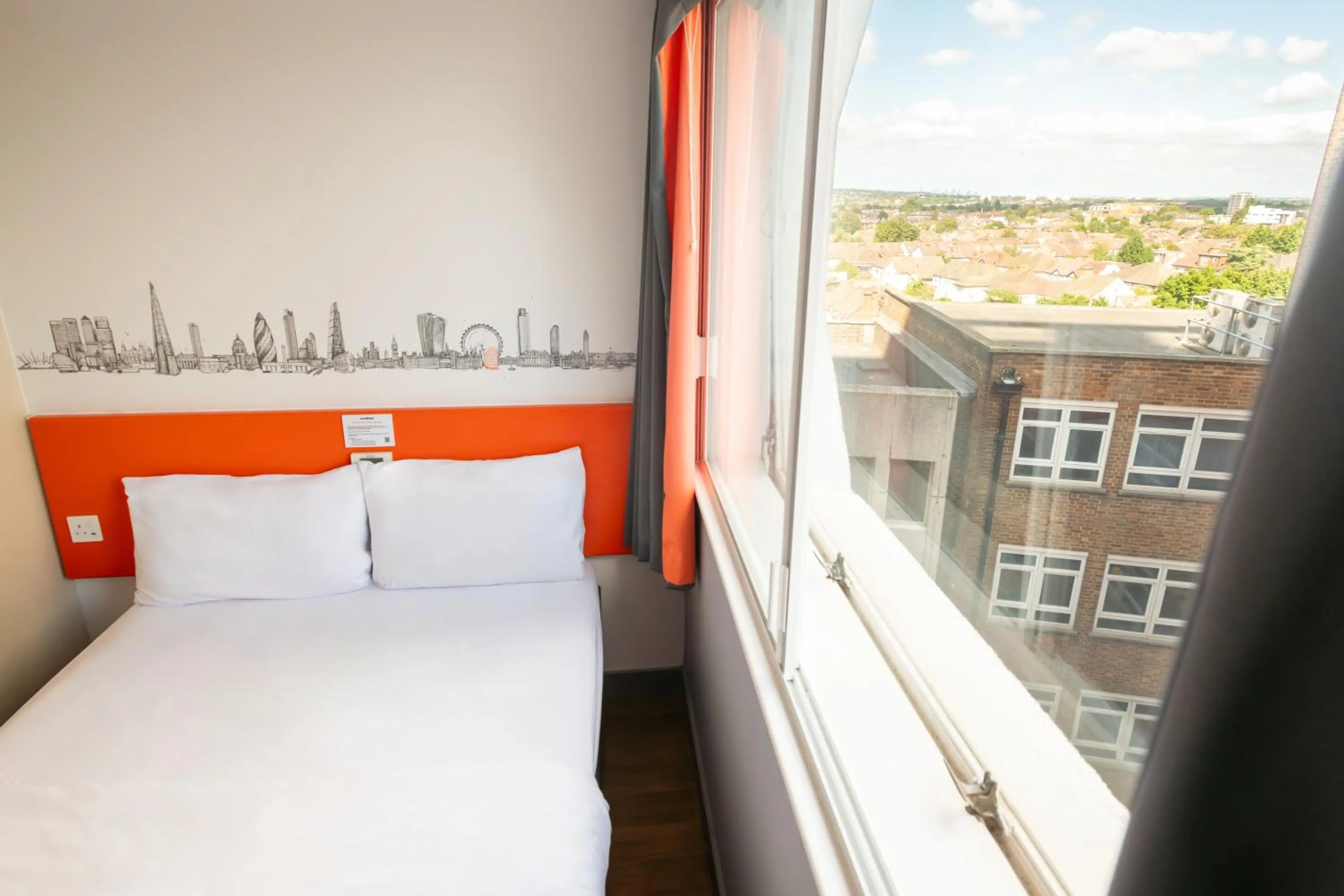 Bedroom, Bed in easyHotel Croydon