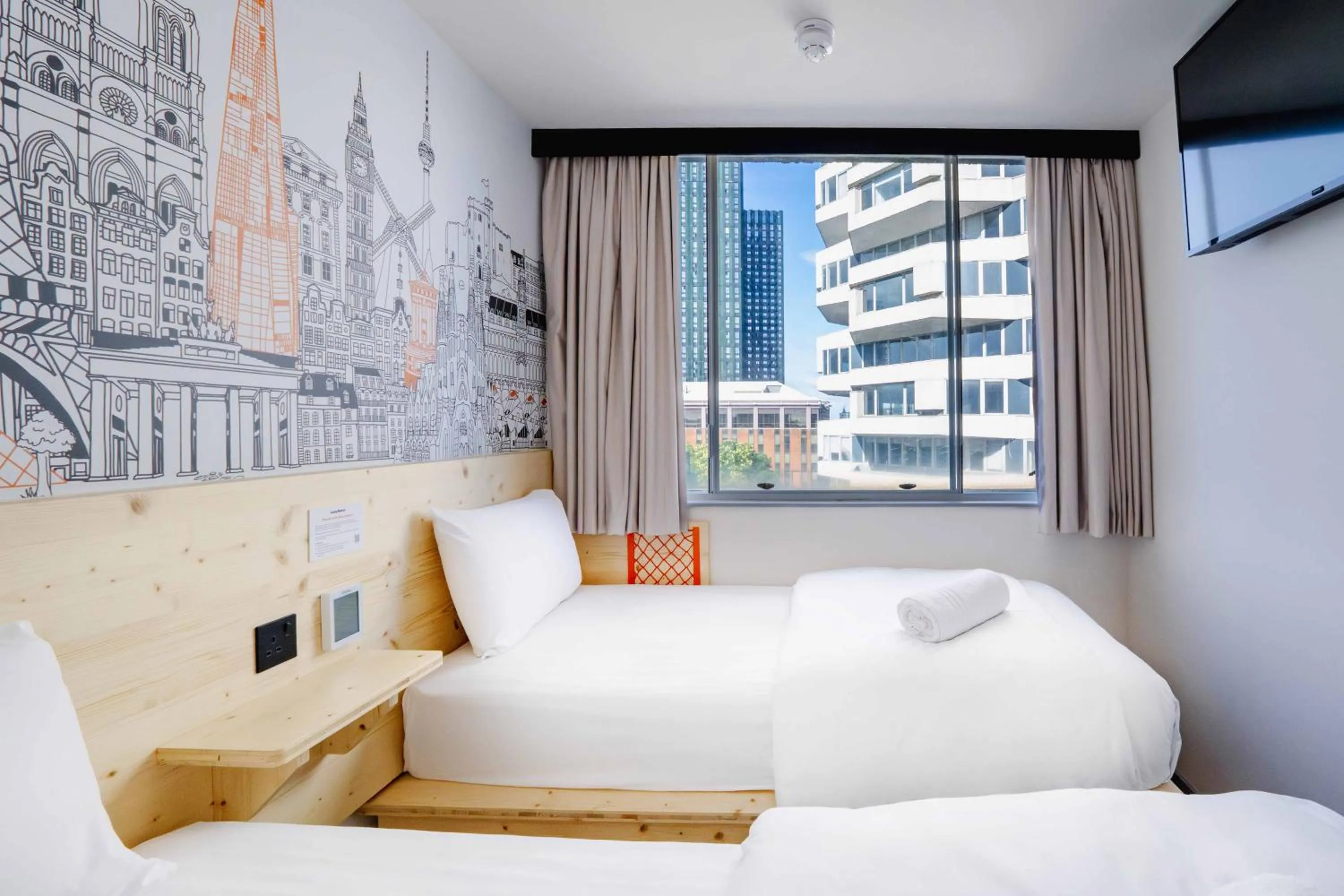 Bedroom, Bed in easyHotel Croydon