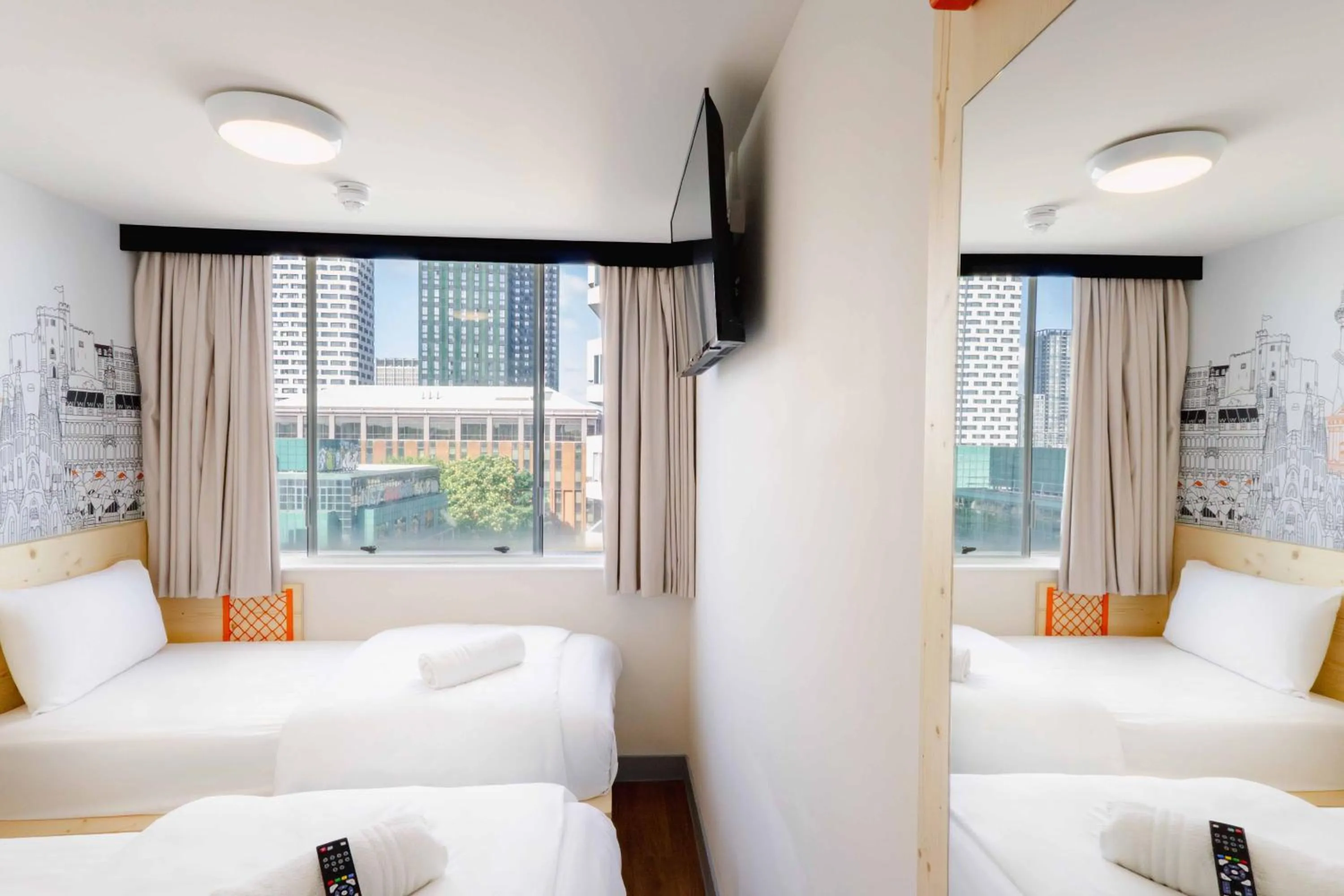 Bedroom, Bed in easyHotel Croydon