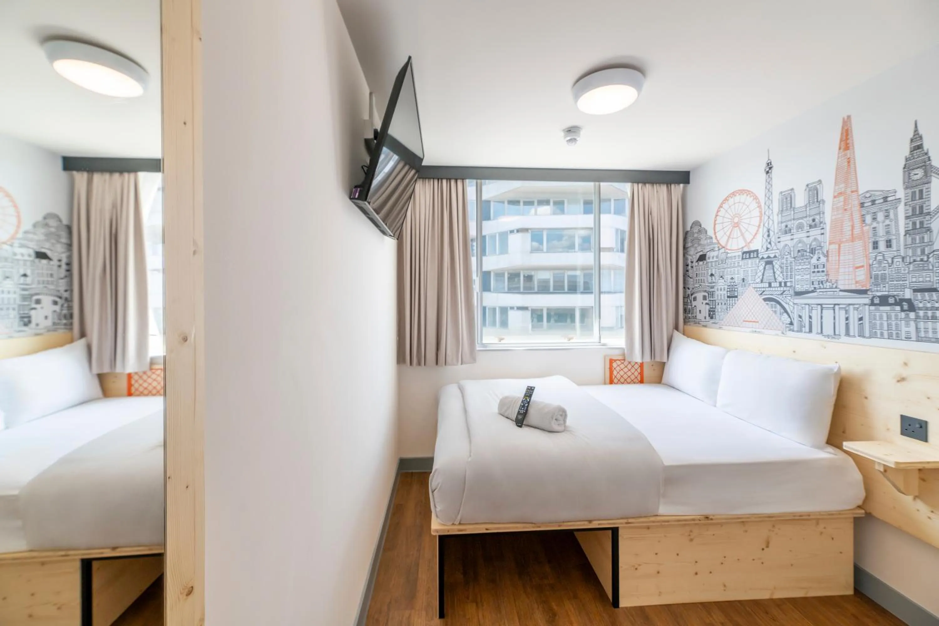 Bedroom, Bed in easyHotel Croydon