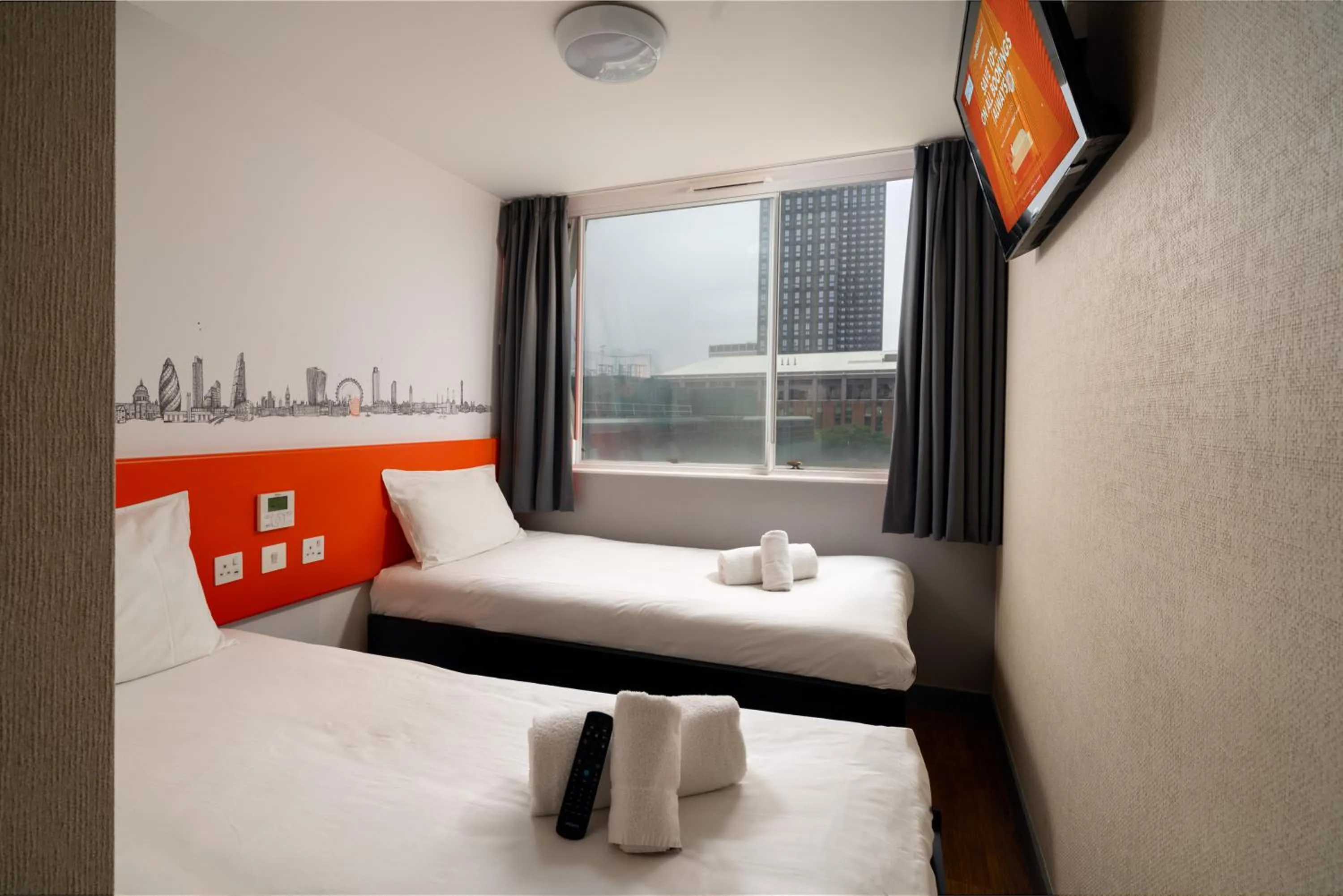 Bedroom, Bed in easyHotel Croydon