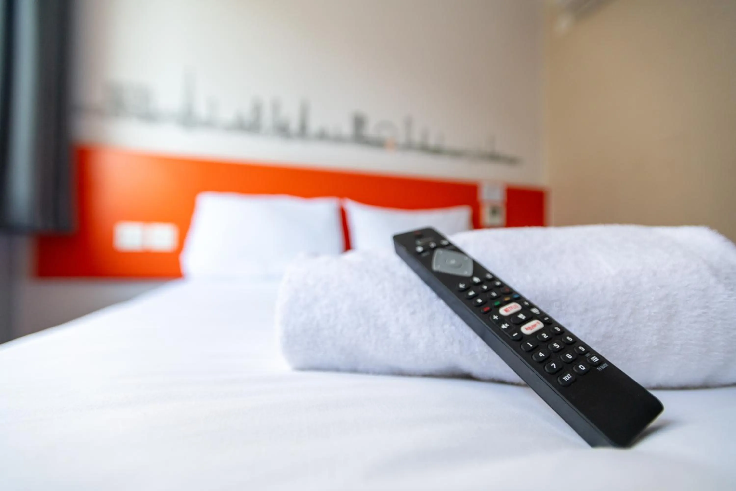 Bedroom, Bed in easyHotel Croydon