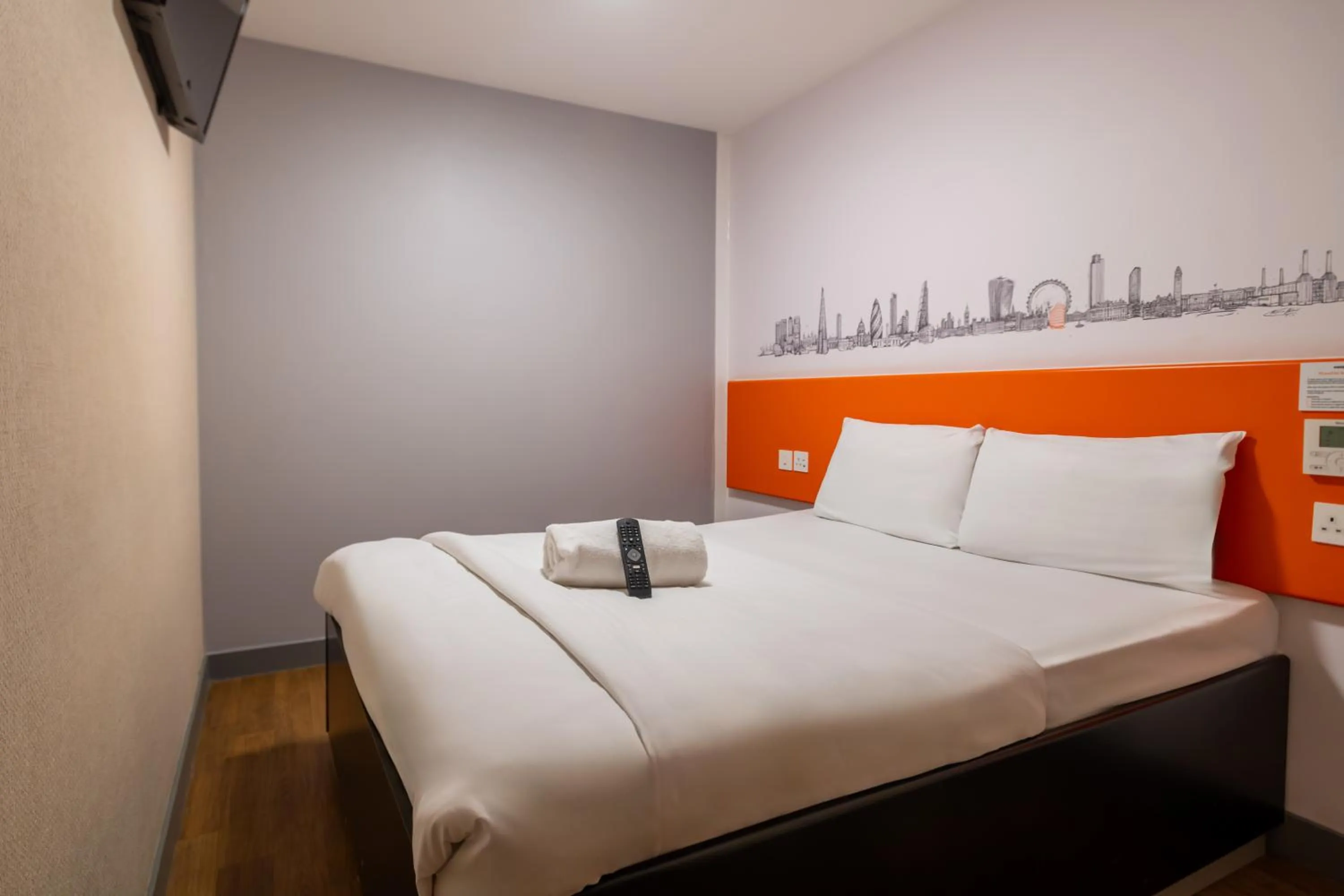Bedroom, Bed in easyHotel Croydon