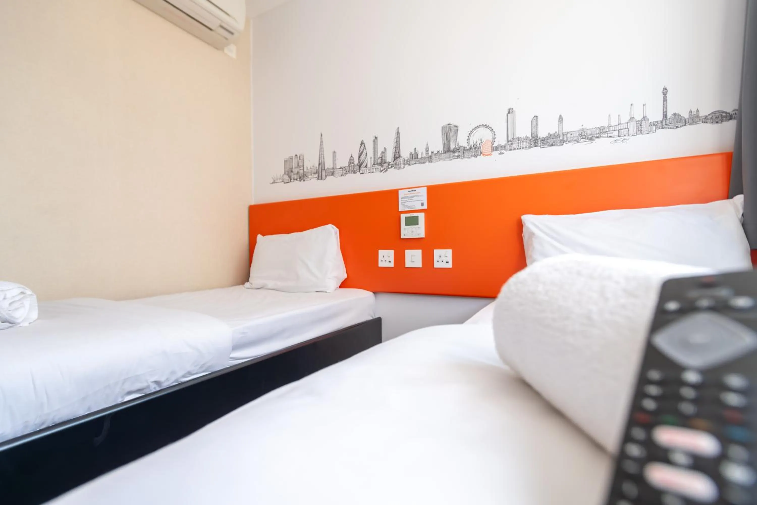 Bedroom, Bed in easyHotel Croydon