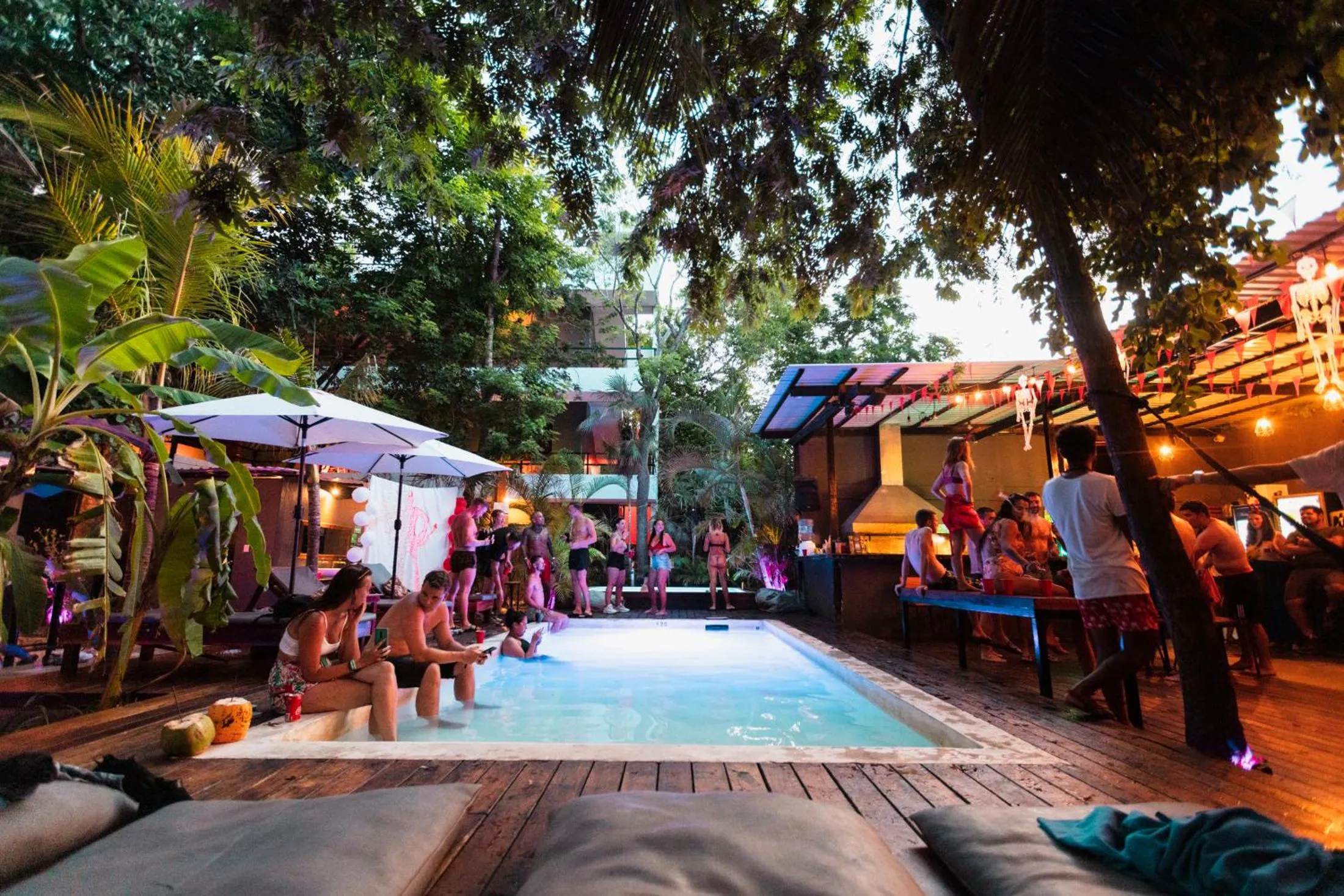 Evening entertainment in Che Tulum Hostel & Bar Adults Only
