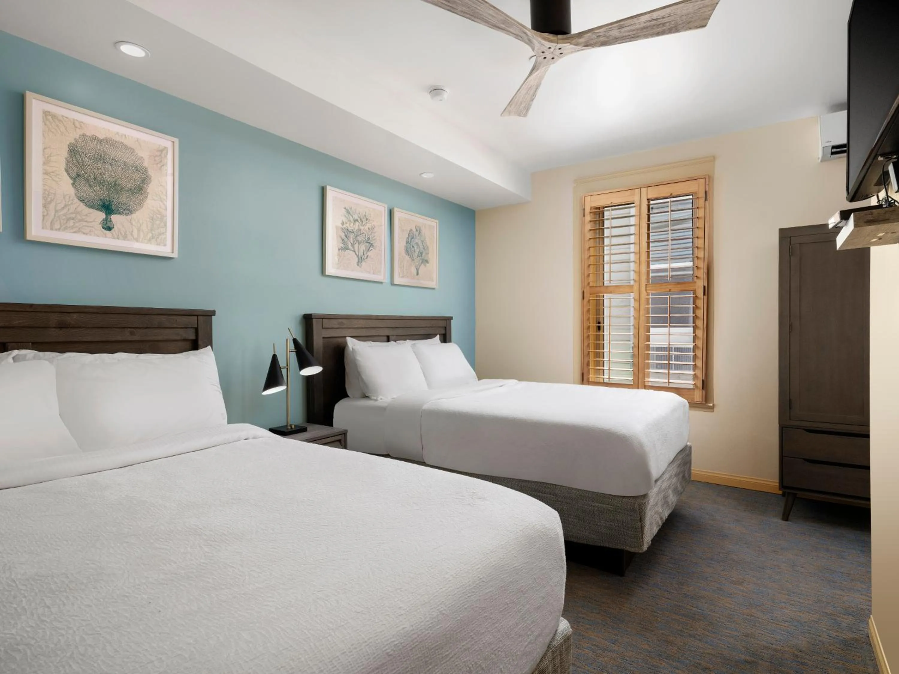 Bedroom, Bed in Catalina Island Inn