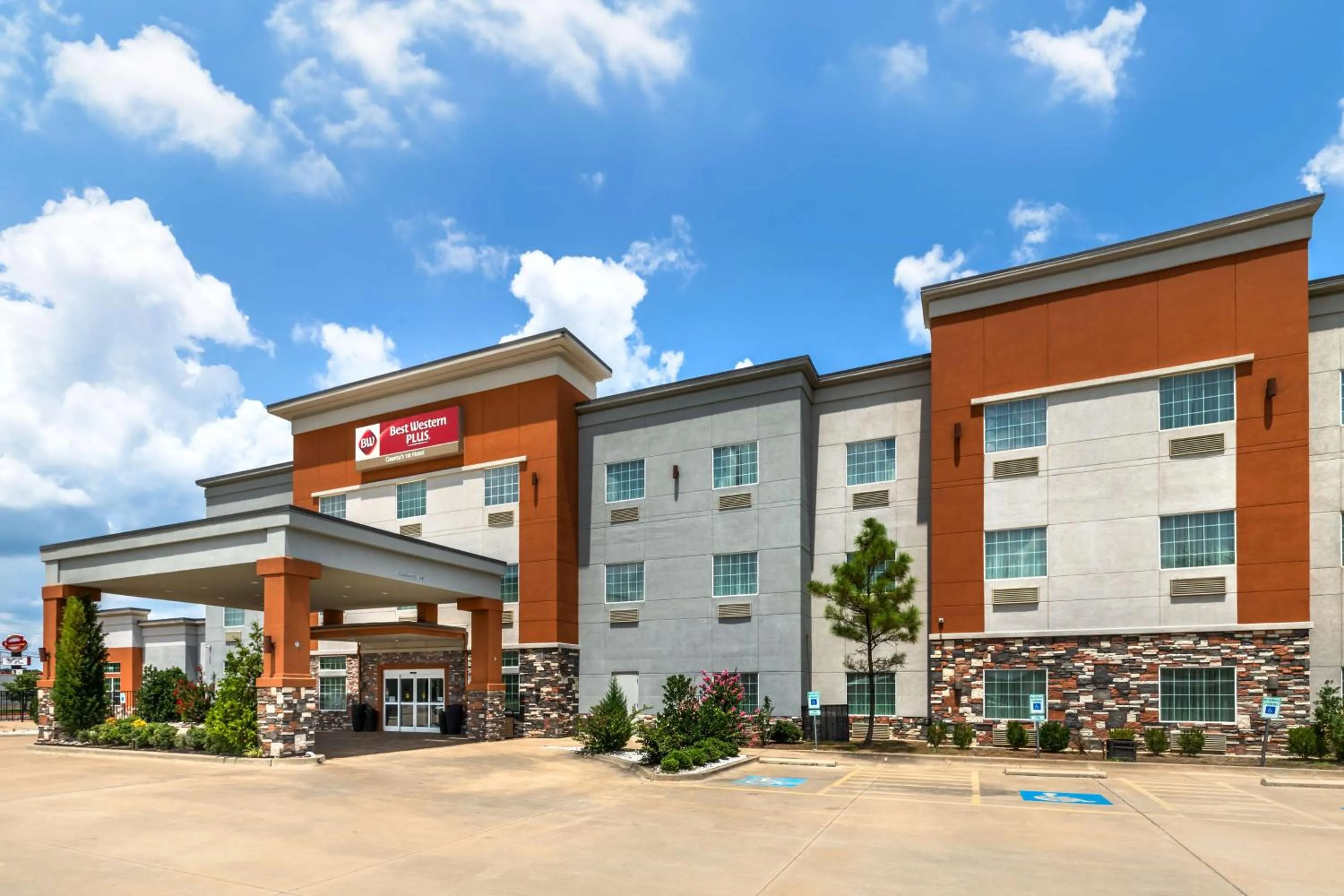 Property building in Best Western Plus Coweta's 1st Hotel