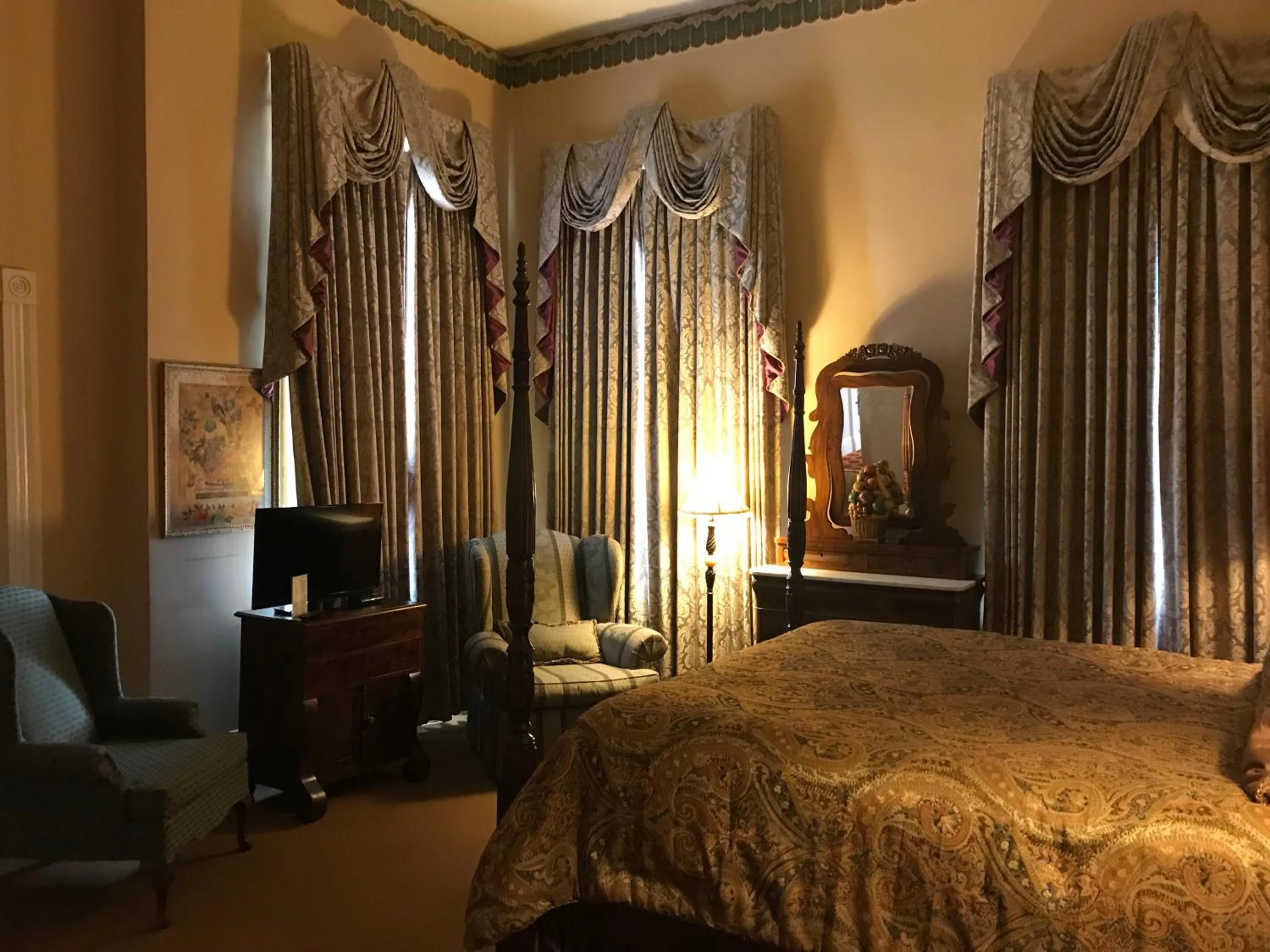 Bed in The Guest House Historic Mansion