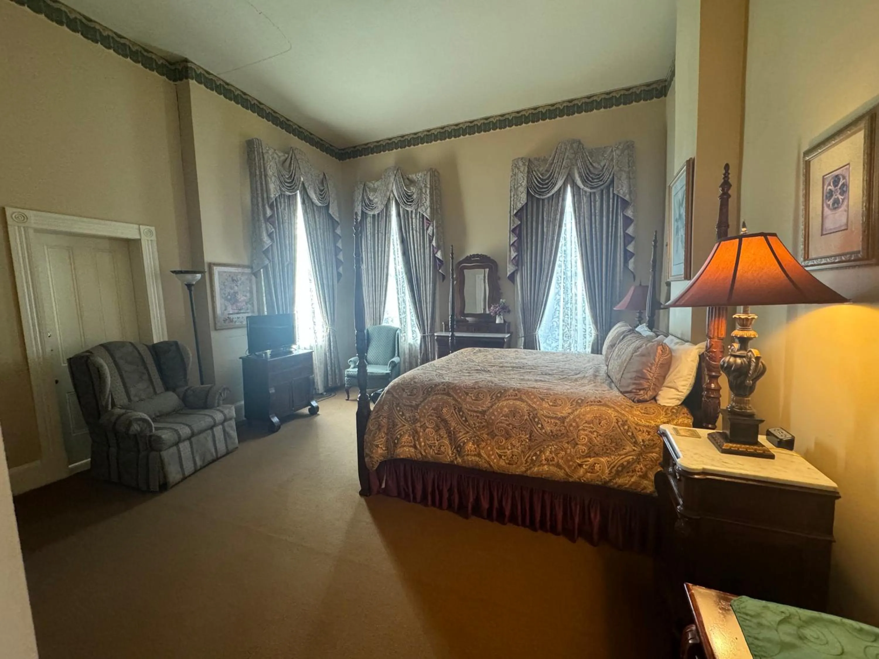 Bed in The Guest House Historic Mansion