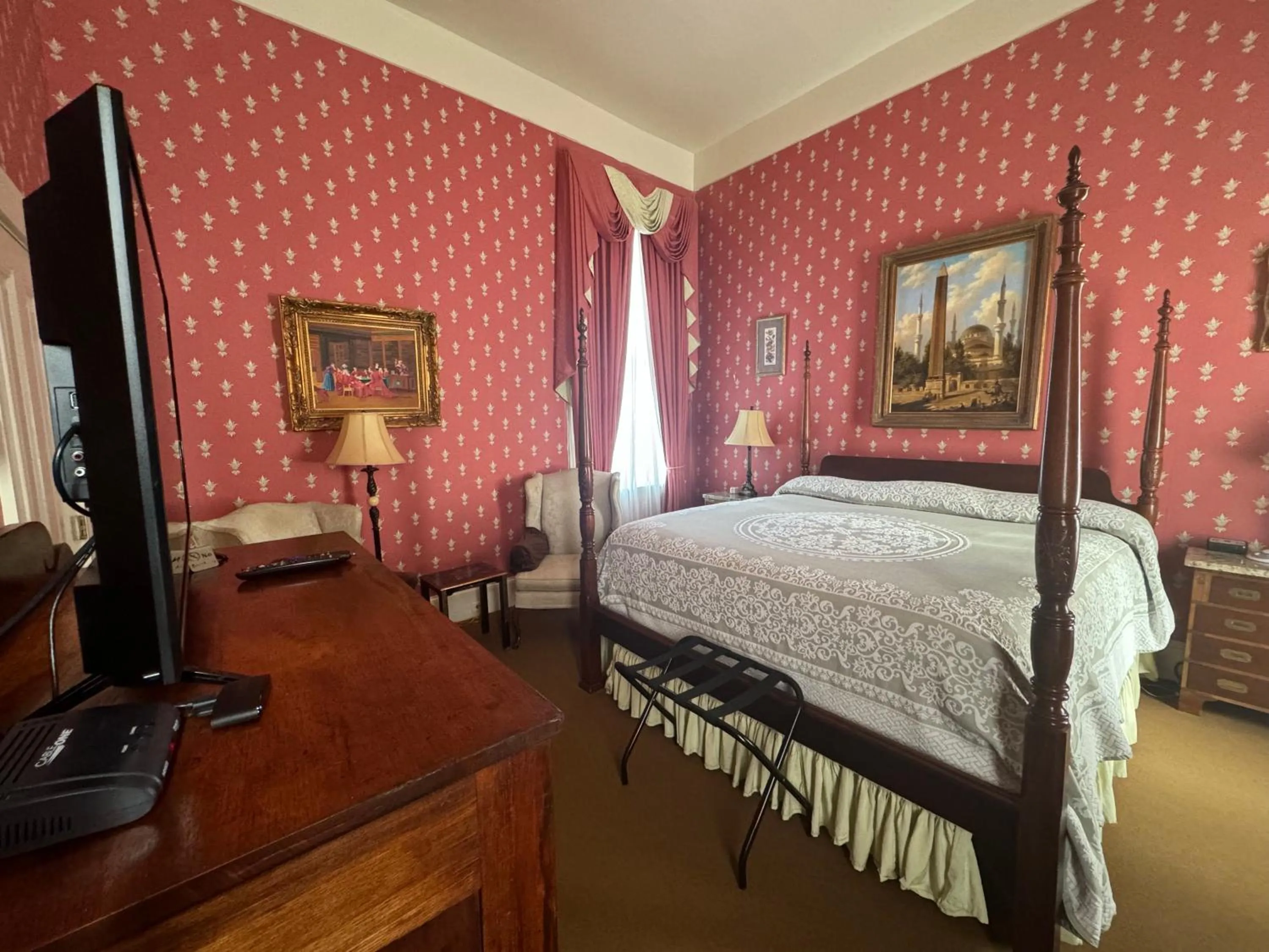 Photo of the whole room, Bed in The Guest House Historic Mansion