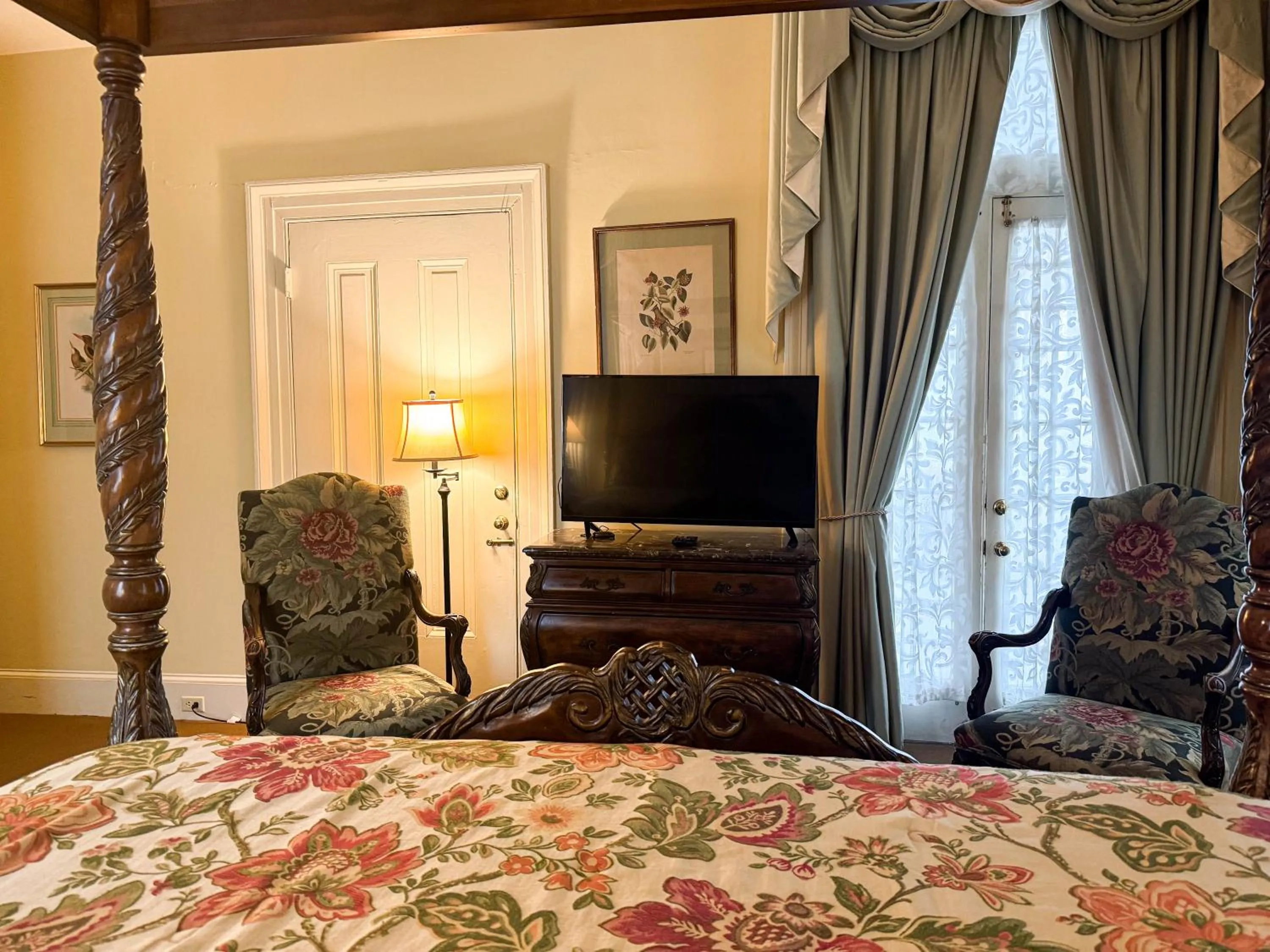 Seating area, Bed in The Guest House Historic Mansion