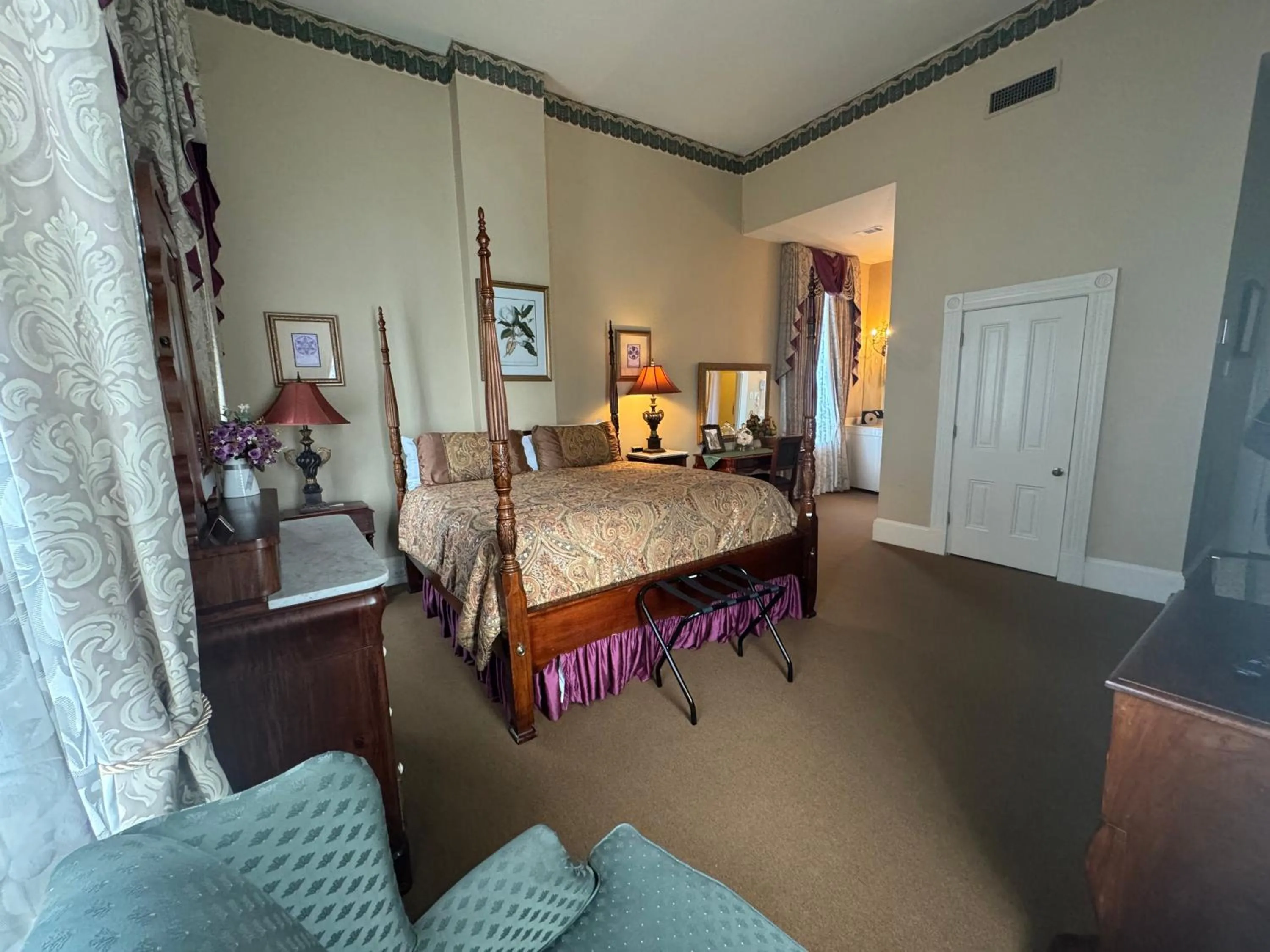 Photo of the whole room, Bed in The Guest House Historic Mansion