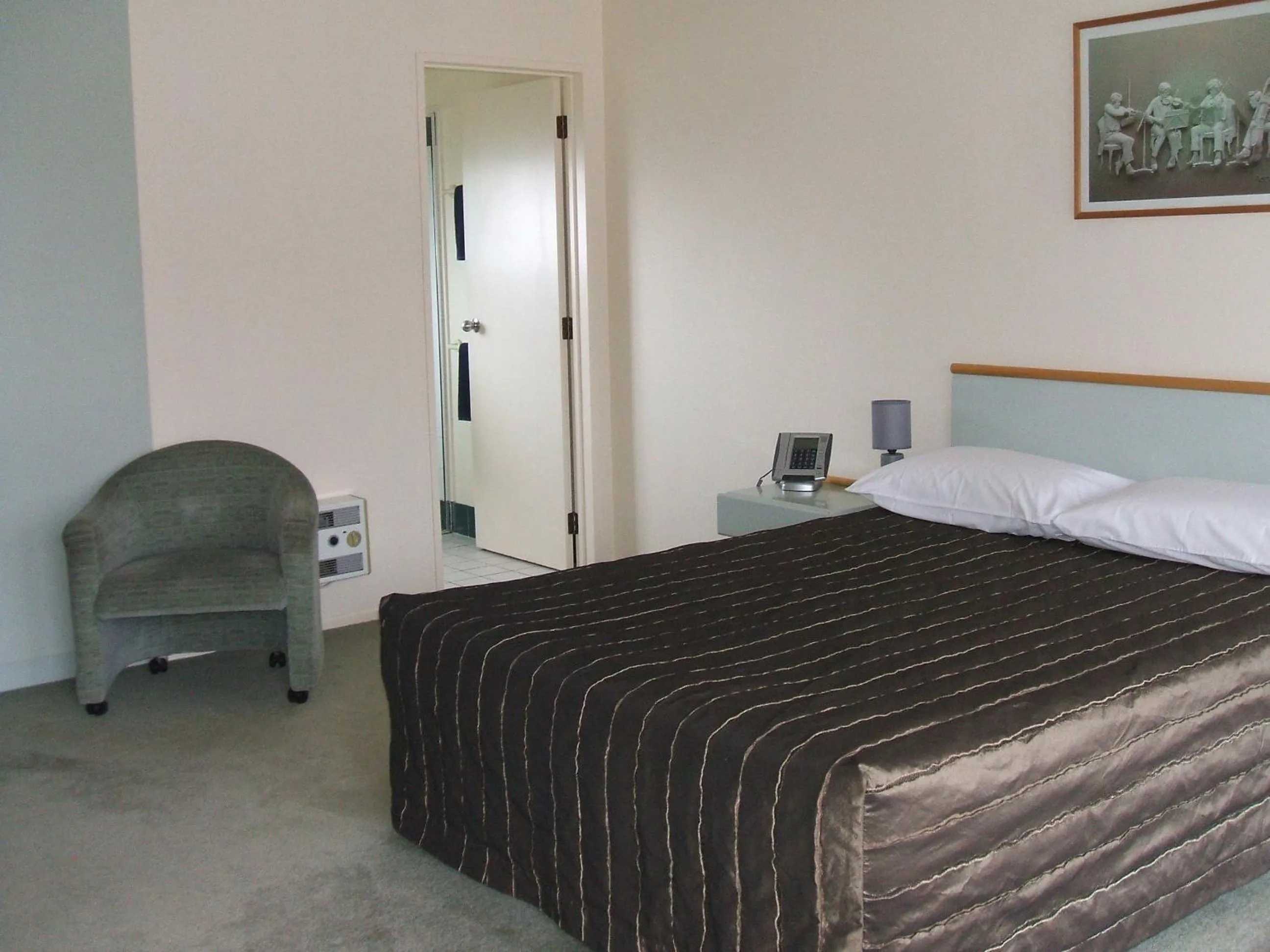 Bedroom, Bed in Pavilion Motel & Conference Centre
