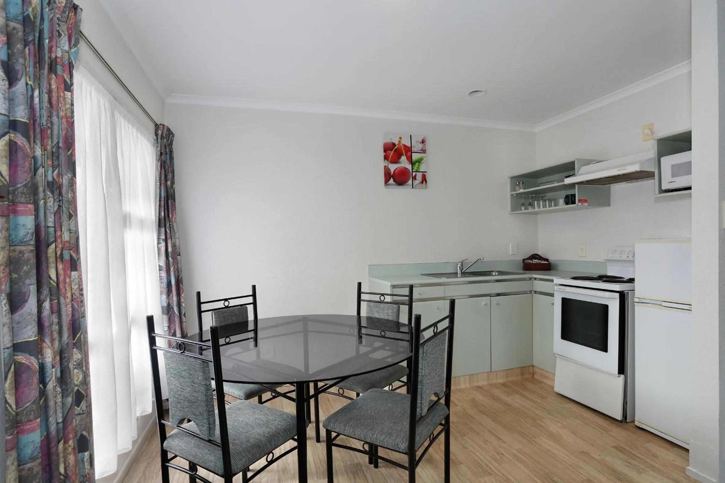 Kitchen or kitchenette in Pavilion Motel & Conference Centre