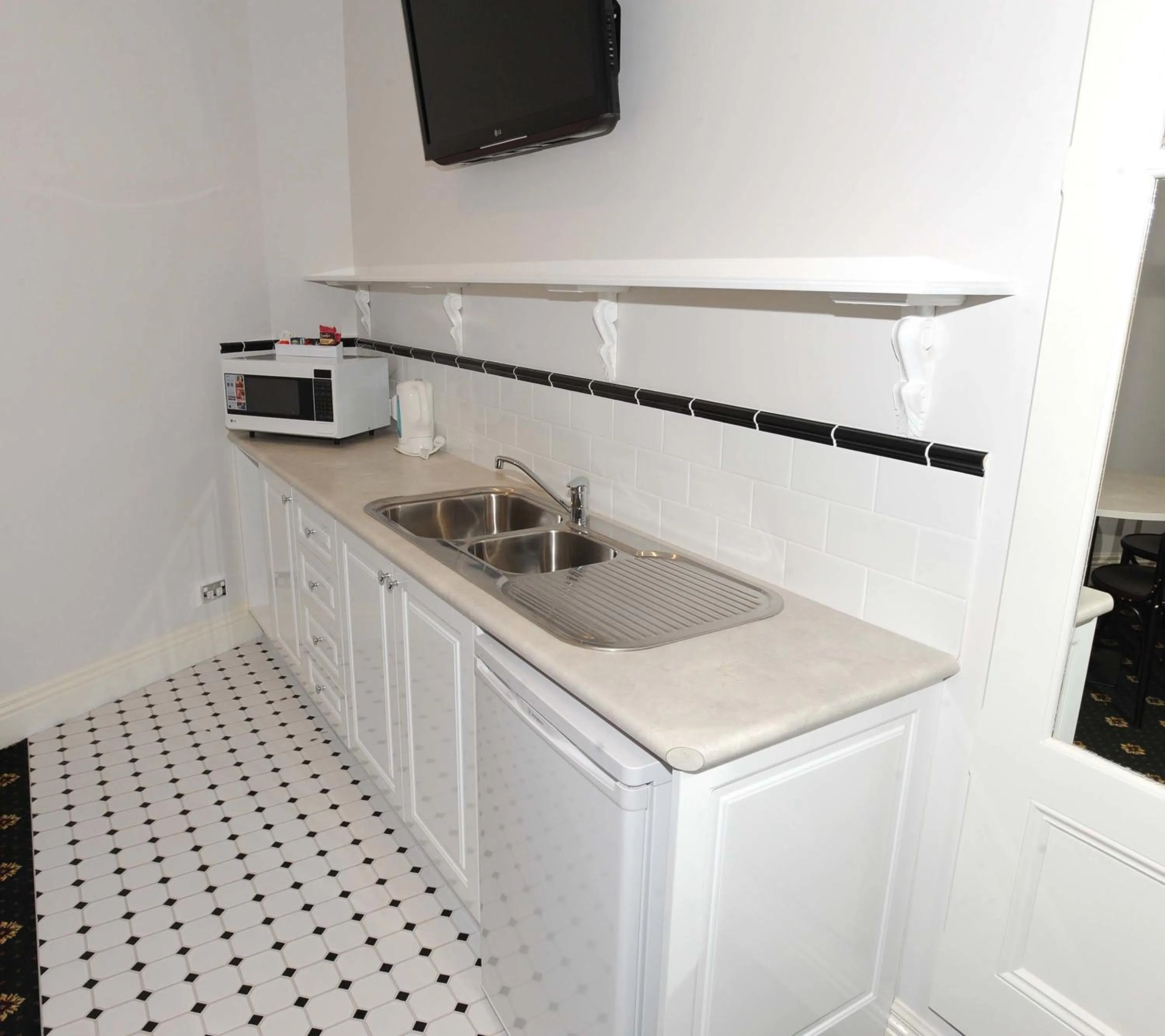 Kitchen or kitchenette in The Yarrawonga Hotel