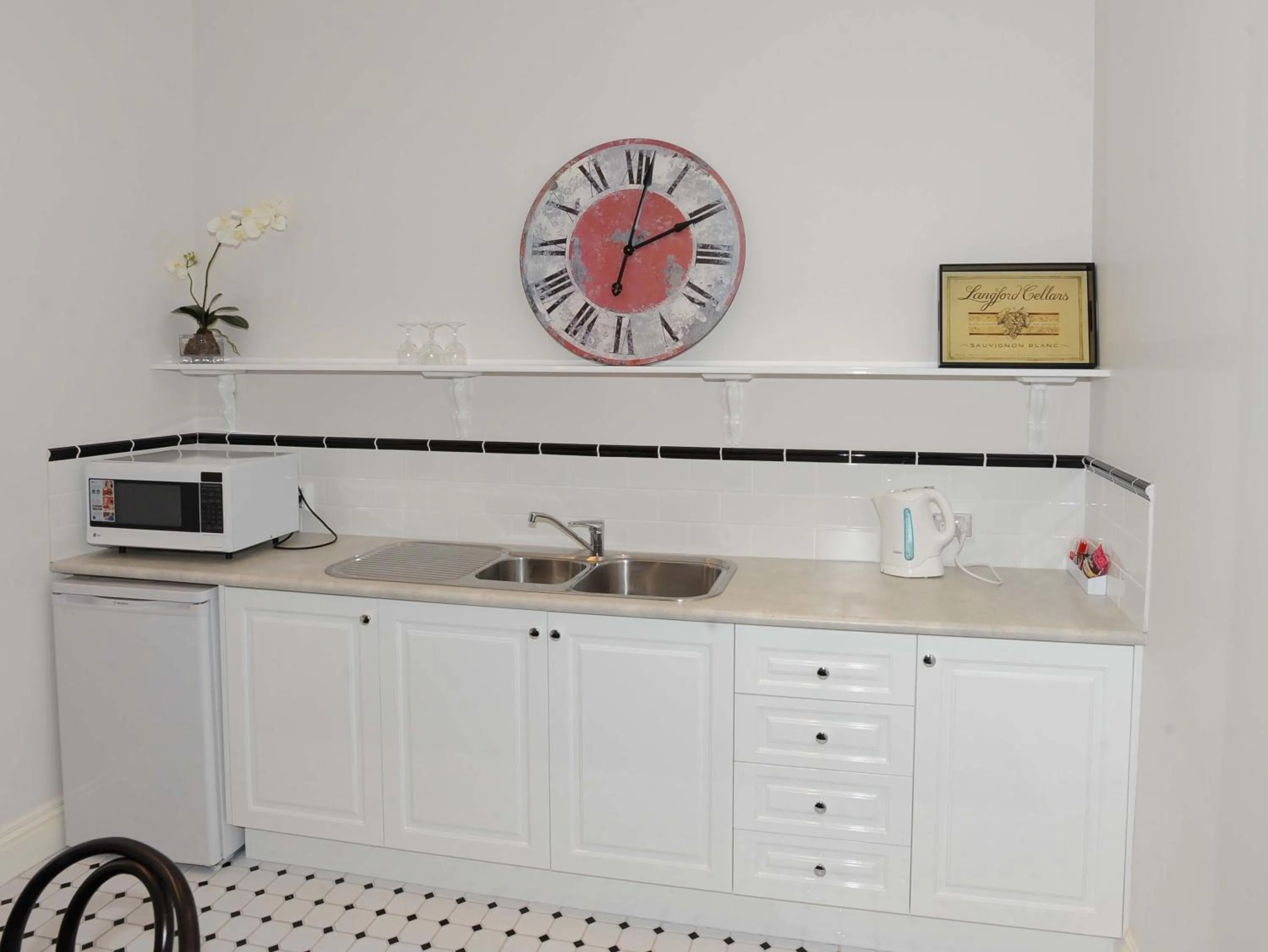 Kitchen or kitchenette in The Yarrawonga Hotel