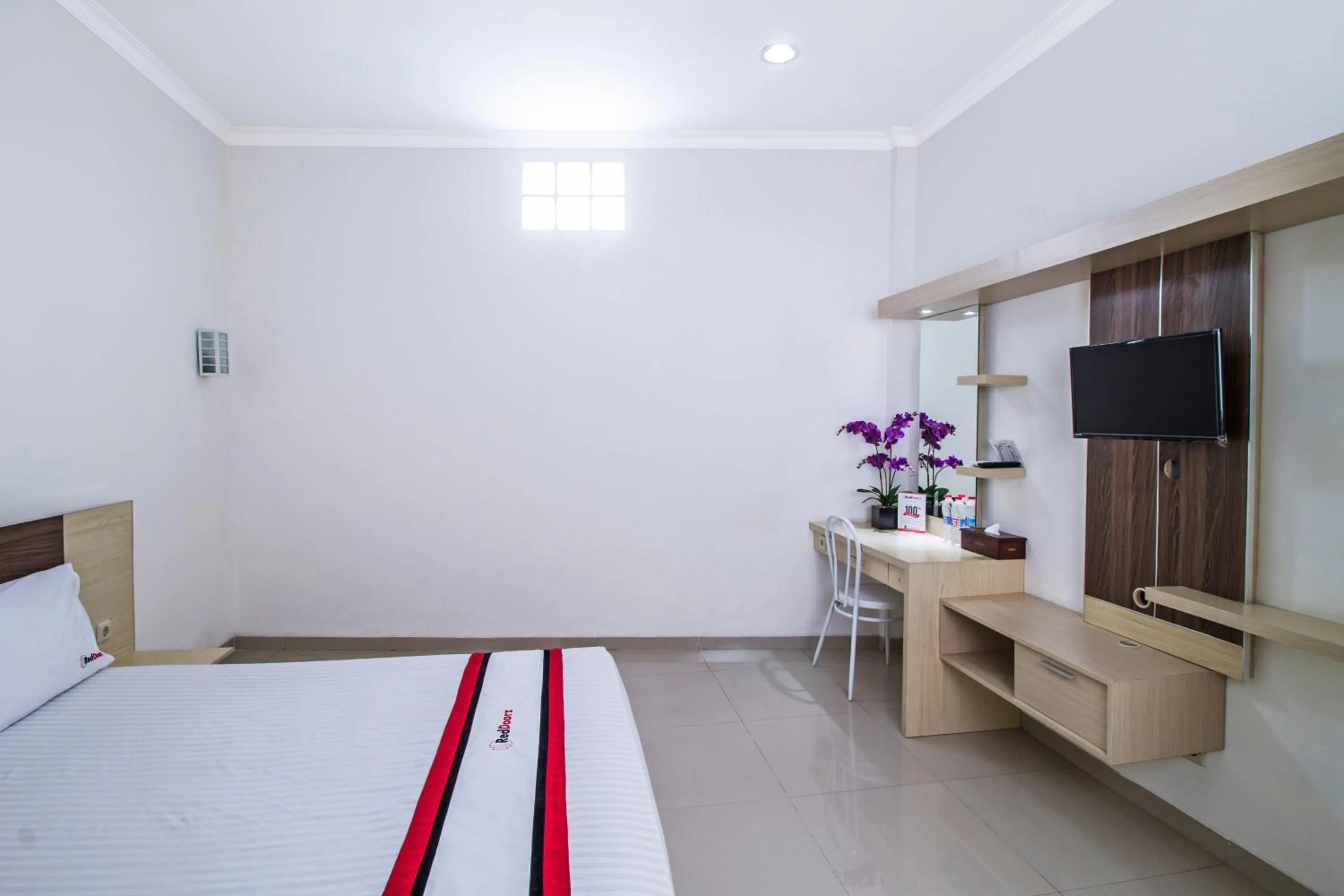 Bedroom in RedDoorz @ Jatiwaringin