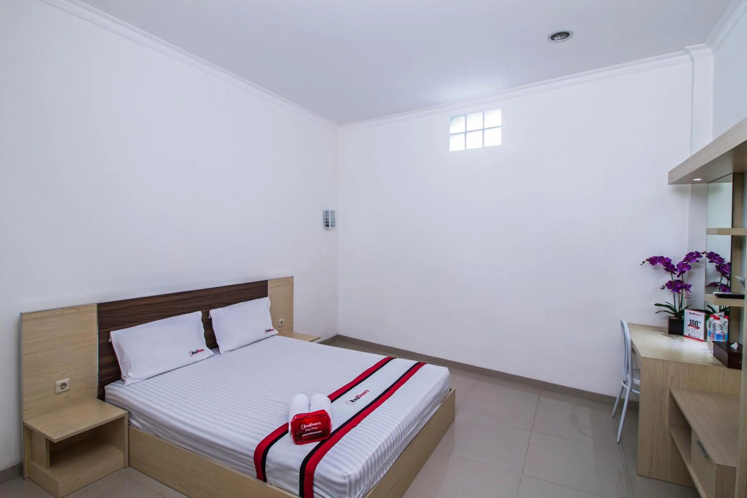 Bedroom in RedDoorz @ Jatiwaringin