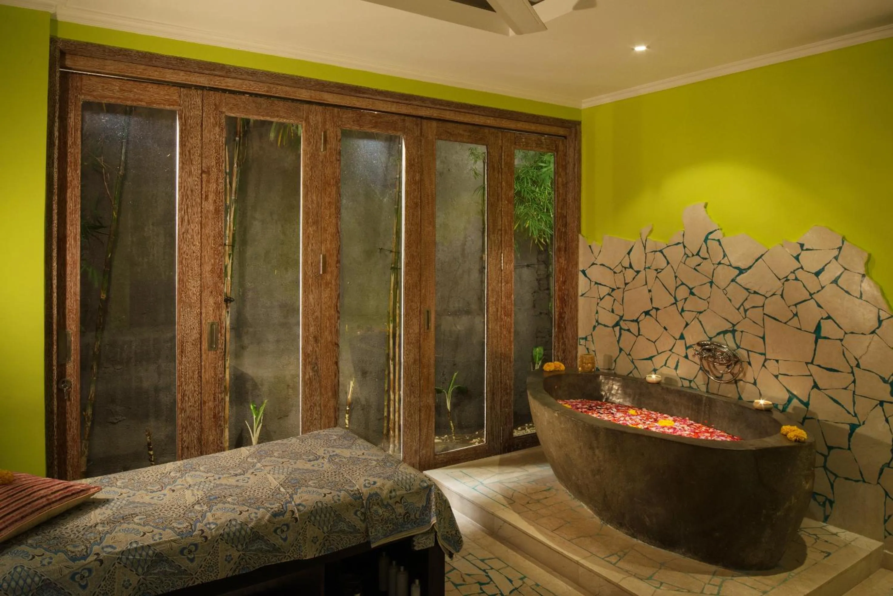 Hot Tub in OK Divers Resort & Spa