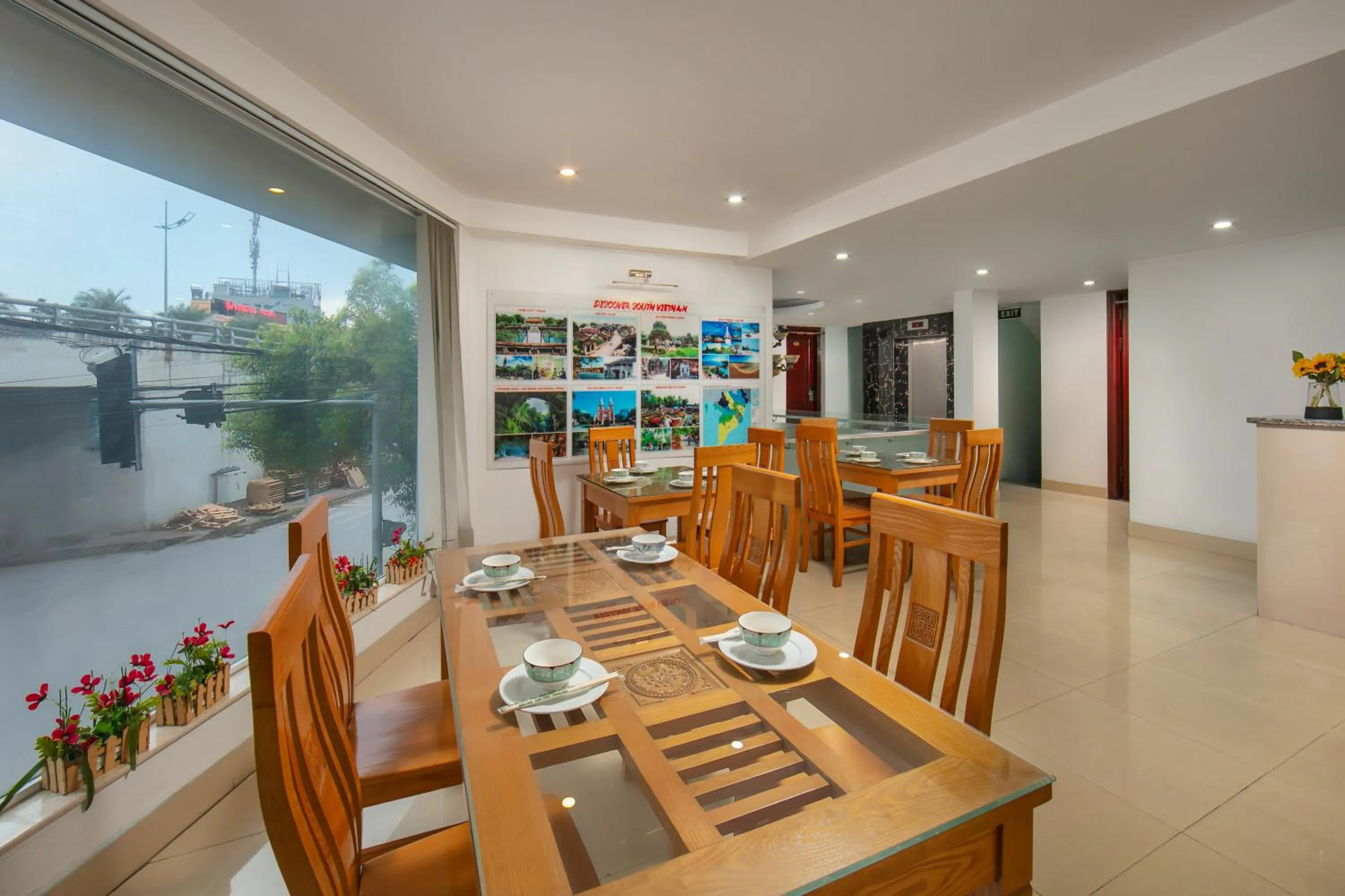 Restaurant/places to eat in New Airport Hotel