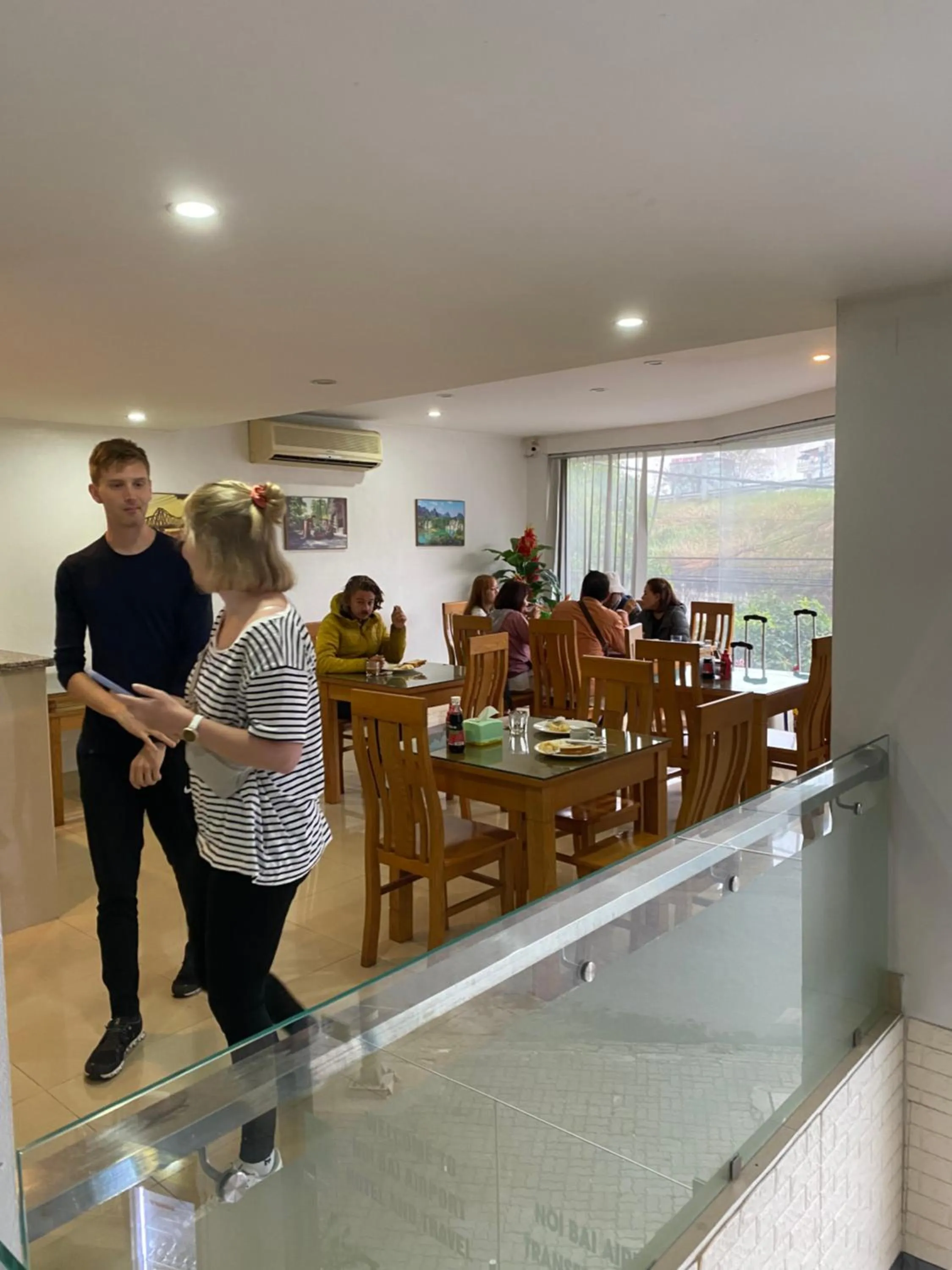 Restaurant/places to eat in New Airport Hotel