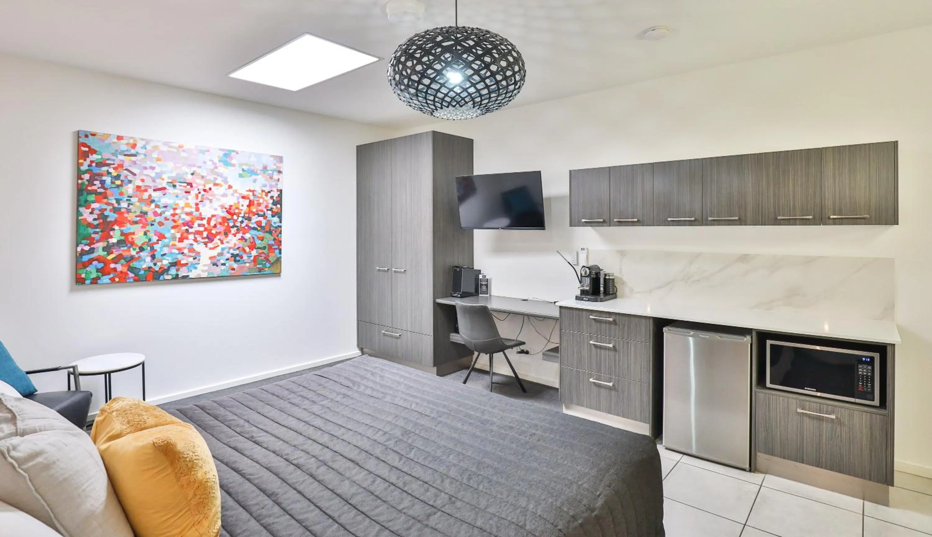 Kitchen or kitchenette, Bed in Indulge Apartments - CBD