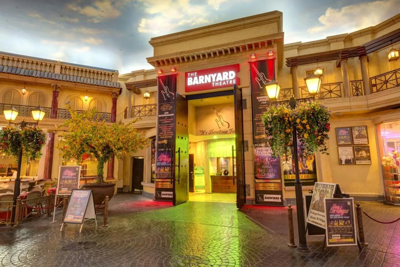 Facade/entrance in Mondior at Emperors Palace