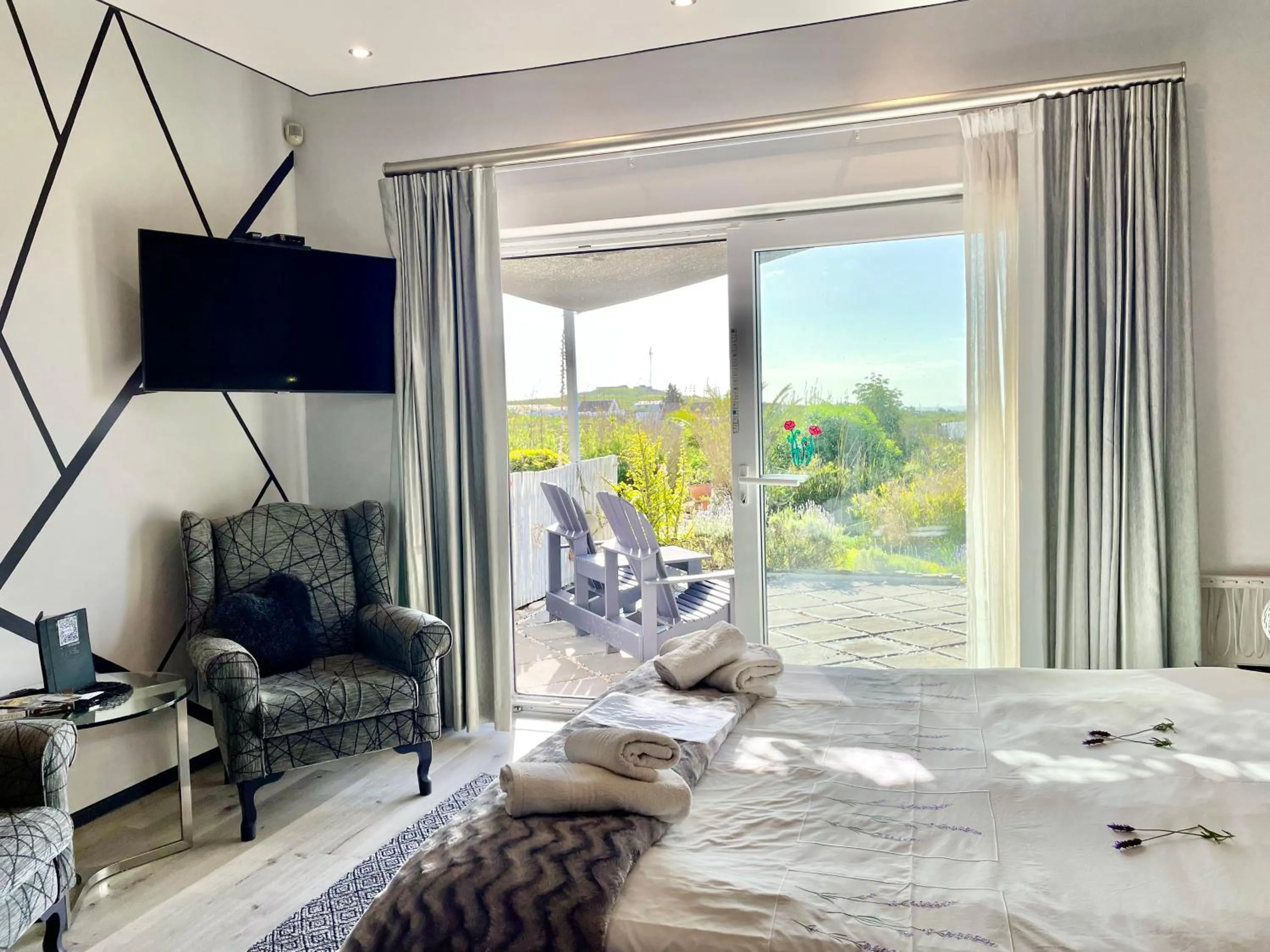 TV and multimedia, Bed in Farr Out Guest House