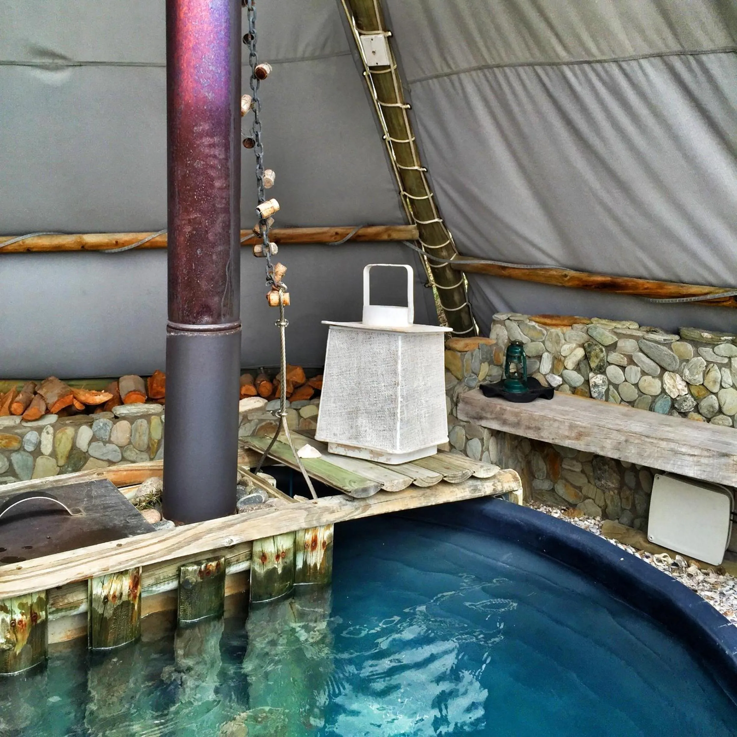 Hot Tub in Farr Out Guest House