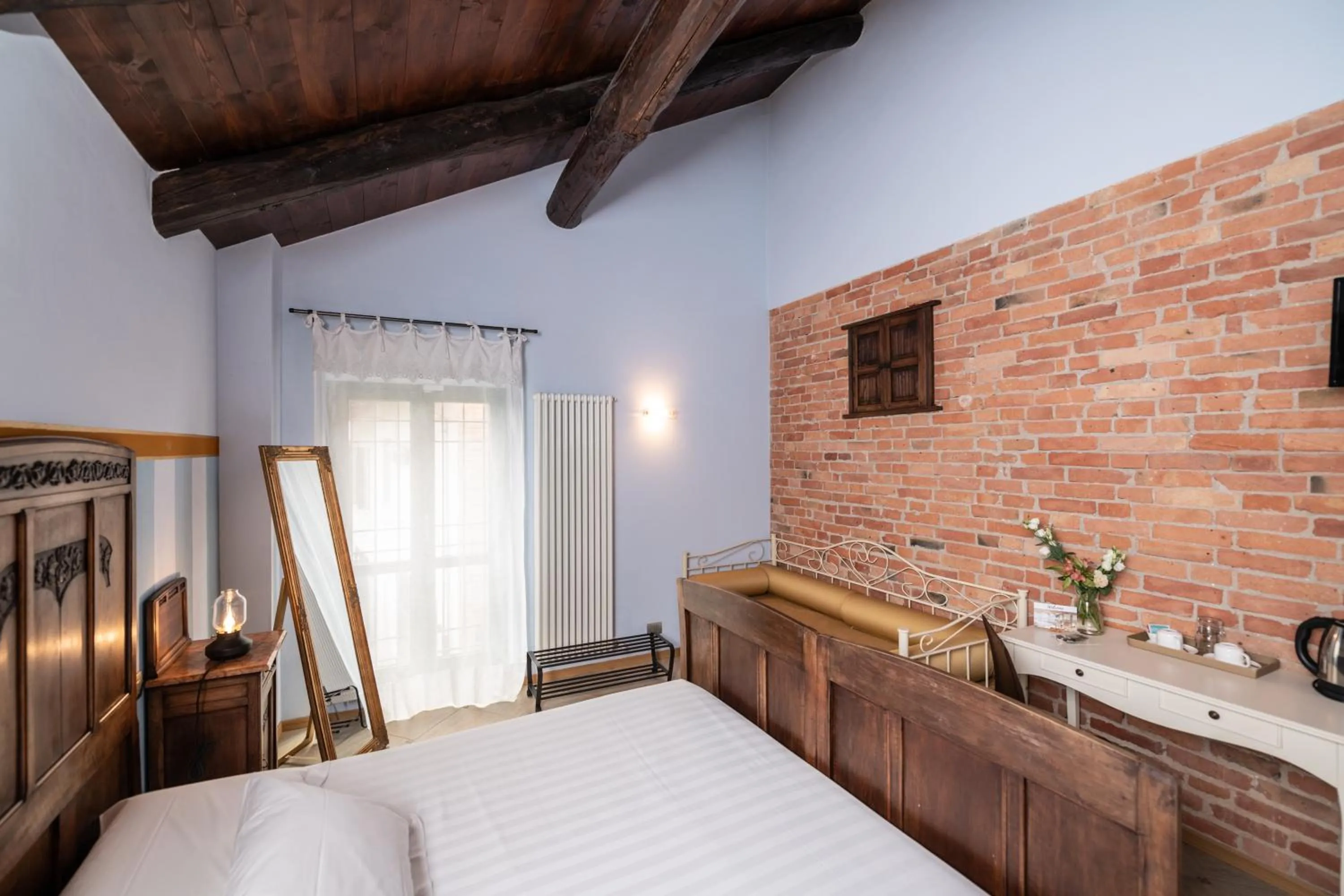 Bedroom, Bed in Lange