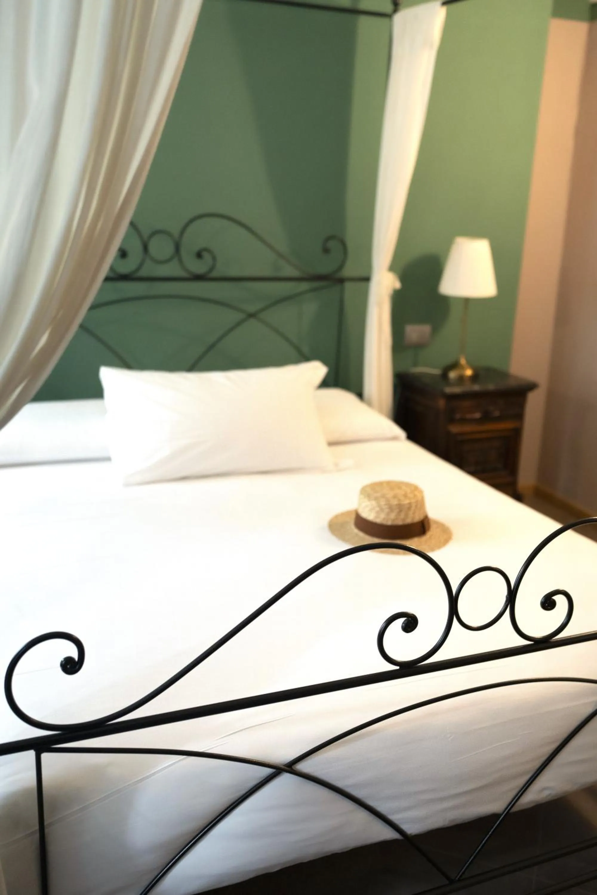 Bedroom, Bed in Lange