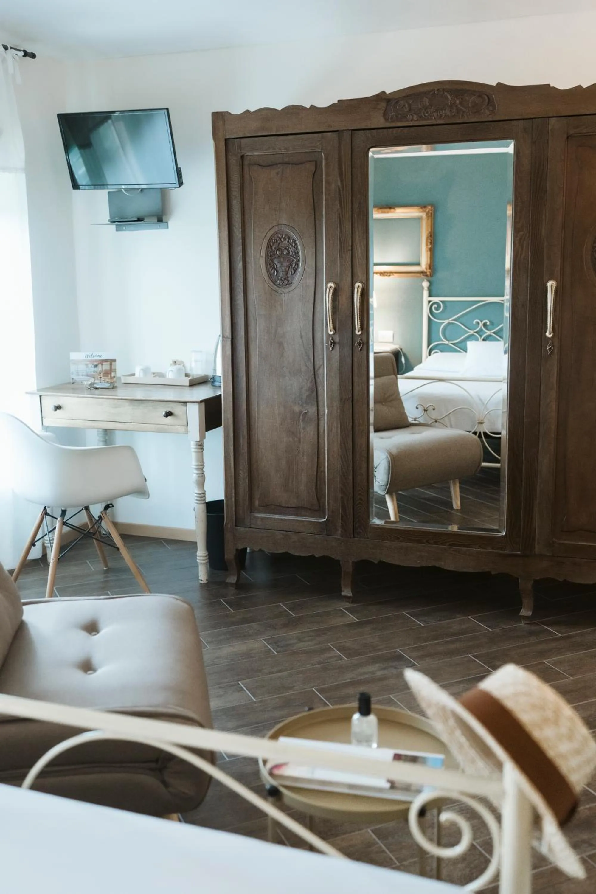 Bedroom, Bed in Lange