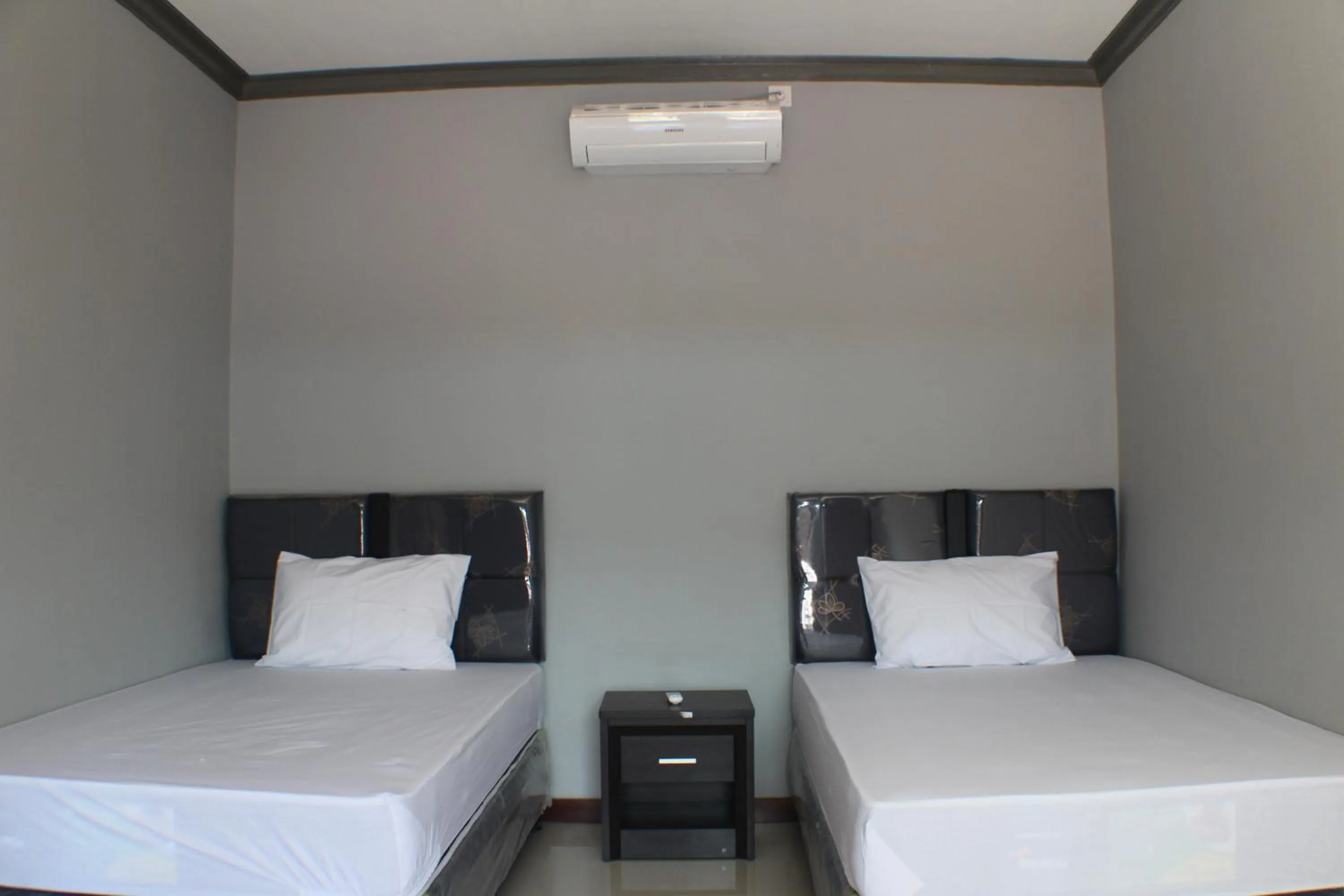 Photo of the whole room, Bed in Tri Putri Homestay