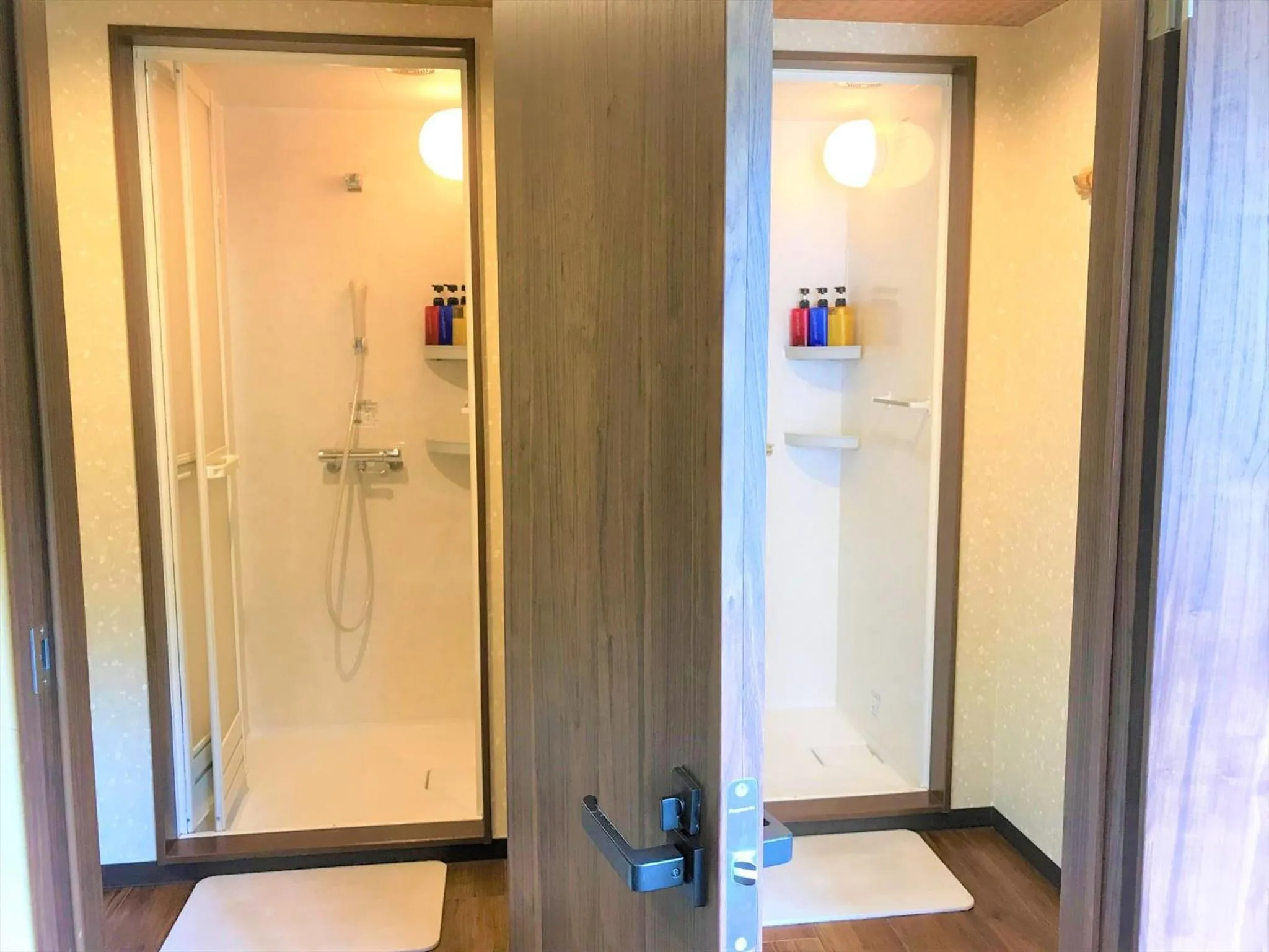 Shower in K's House Hostels - Hakone Yumoto Onsen