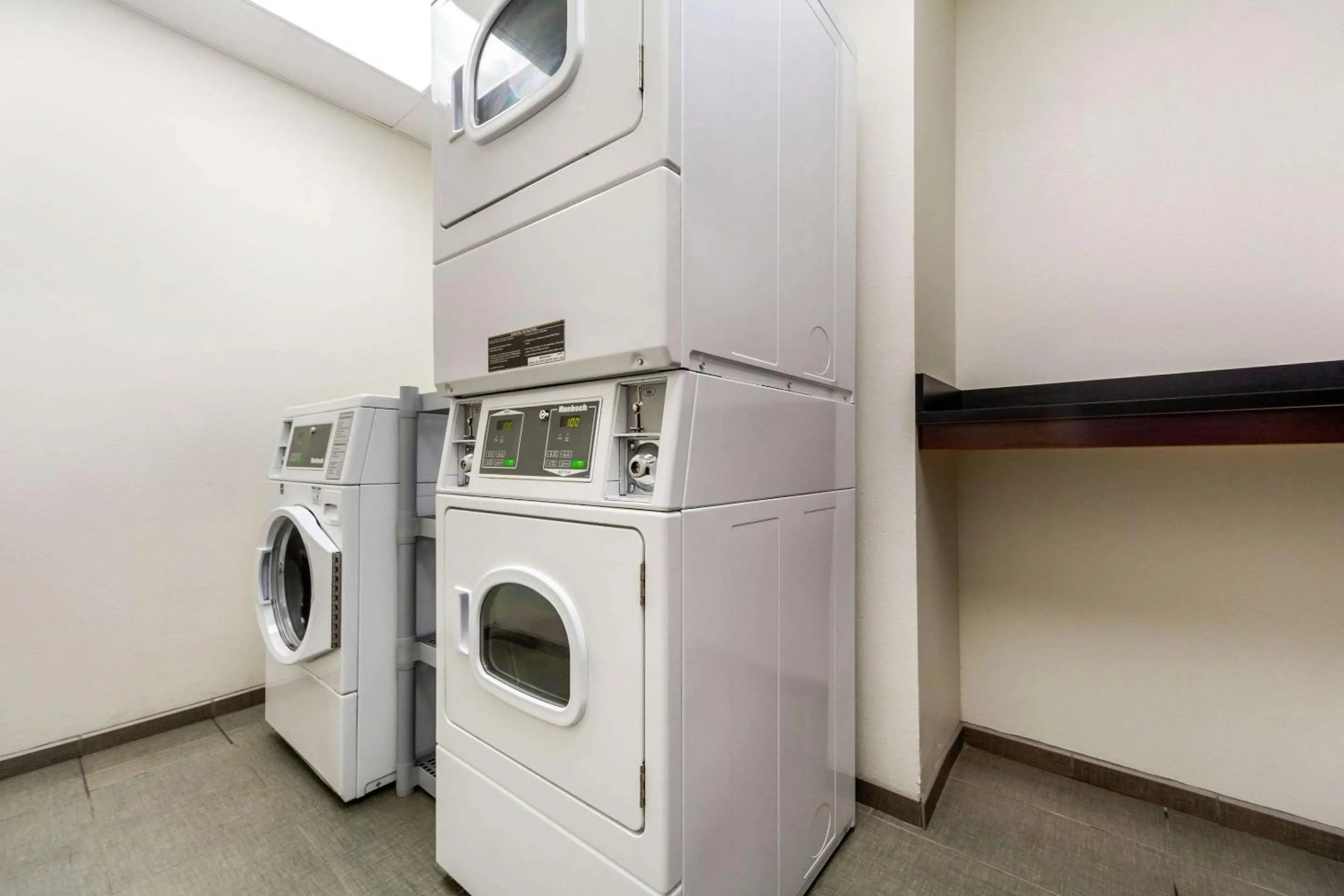 washing machine in Sleep Inn & Suites Lincoln University Area