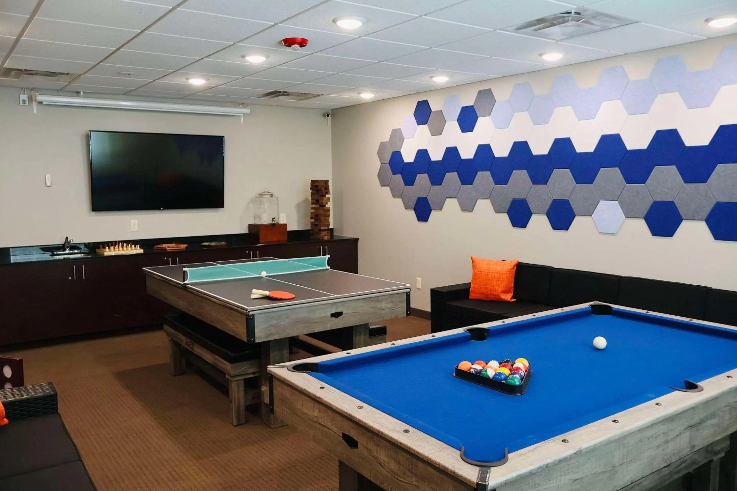 Communal lounge/ TV room in Sleep Inn & Suites Lincoln University Area